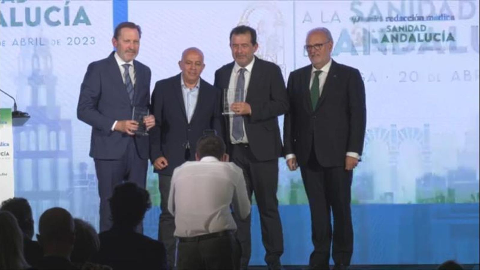 Los responsables de la UCI pediátrica, en el centro, junto al viceconsejero, al recibir la distinción.