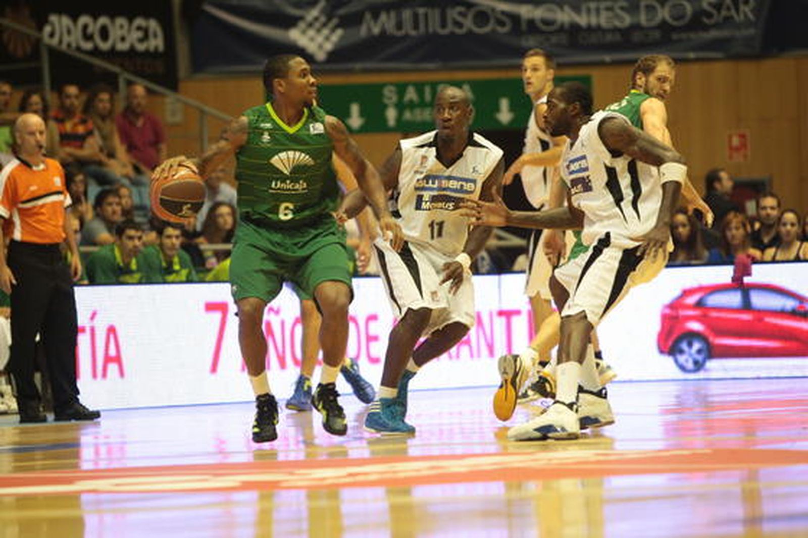 Unicaja vence en Santiago al Blusens Monbus por 71-78 después de sobreponerse a un mal inicio

Foto: ACBMEDIA