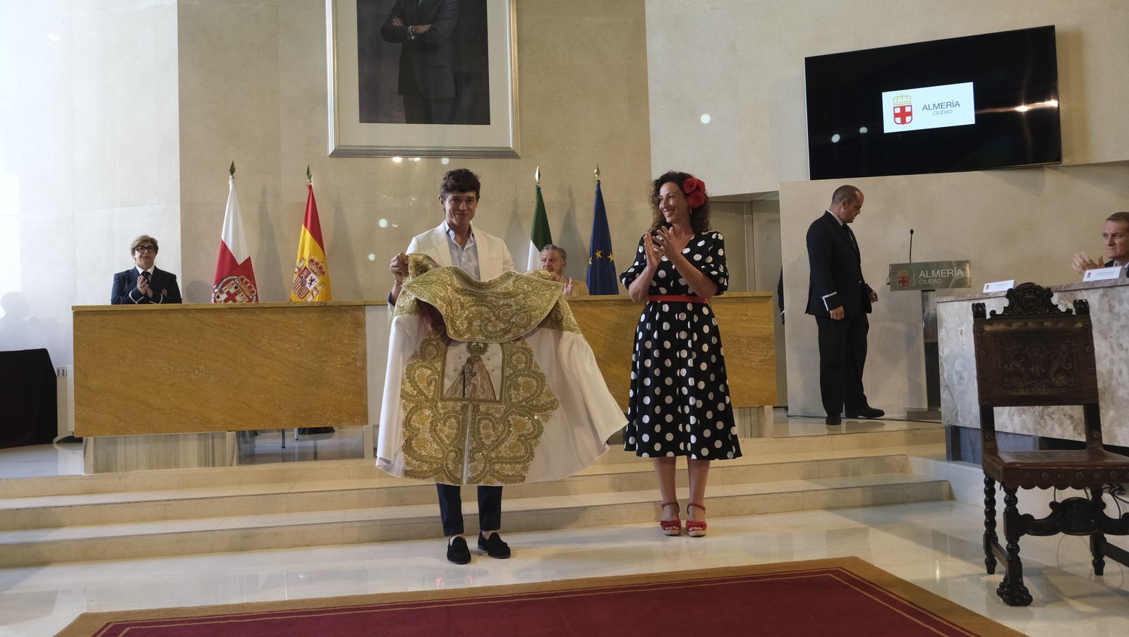 Imágenes de la entrega del Capote de Paseo a Jorge Martínez