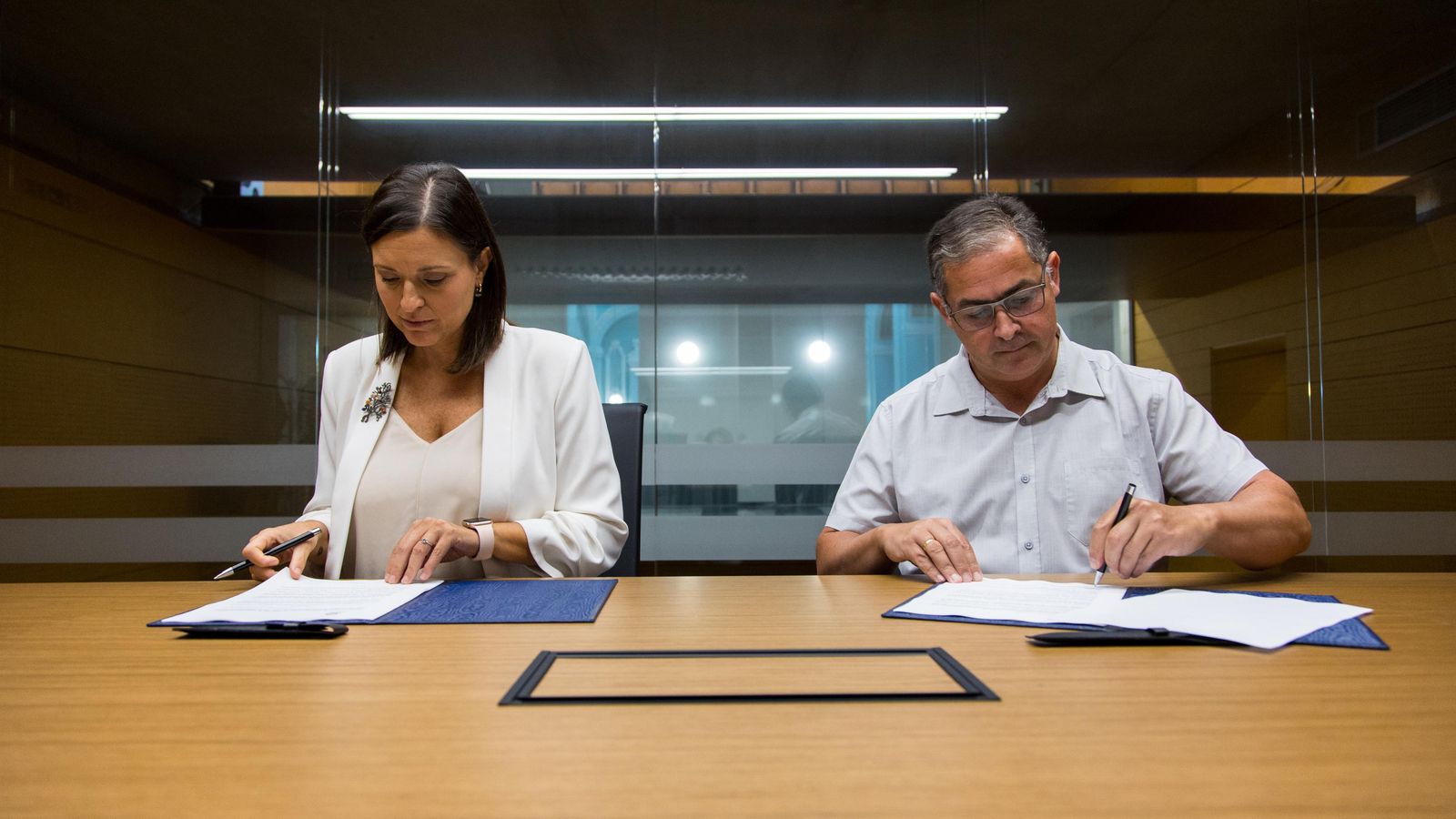 Patricia Cavada y Francisco Holgado, en la firma del acuerdo.