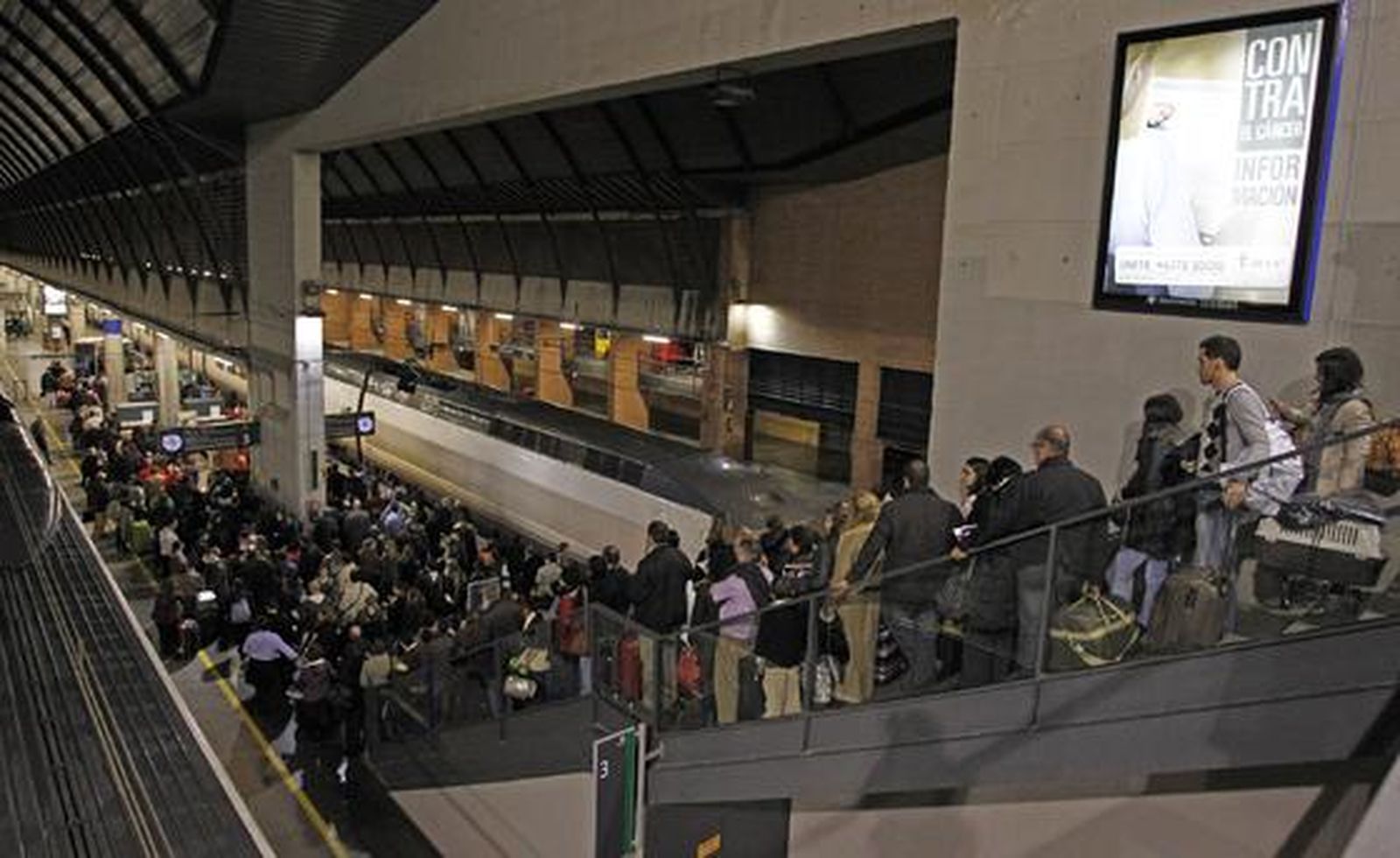 El corte del AVE (durante tres horas) afectó a unos 5.200 pasajeros.

Foto: Antonio Pizarro