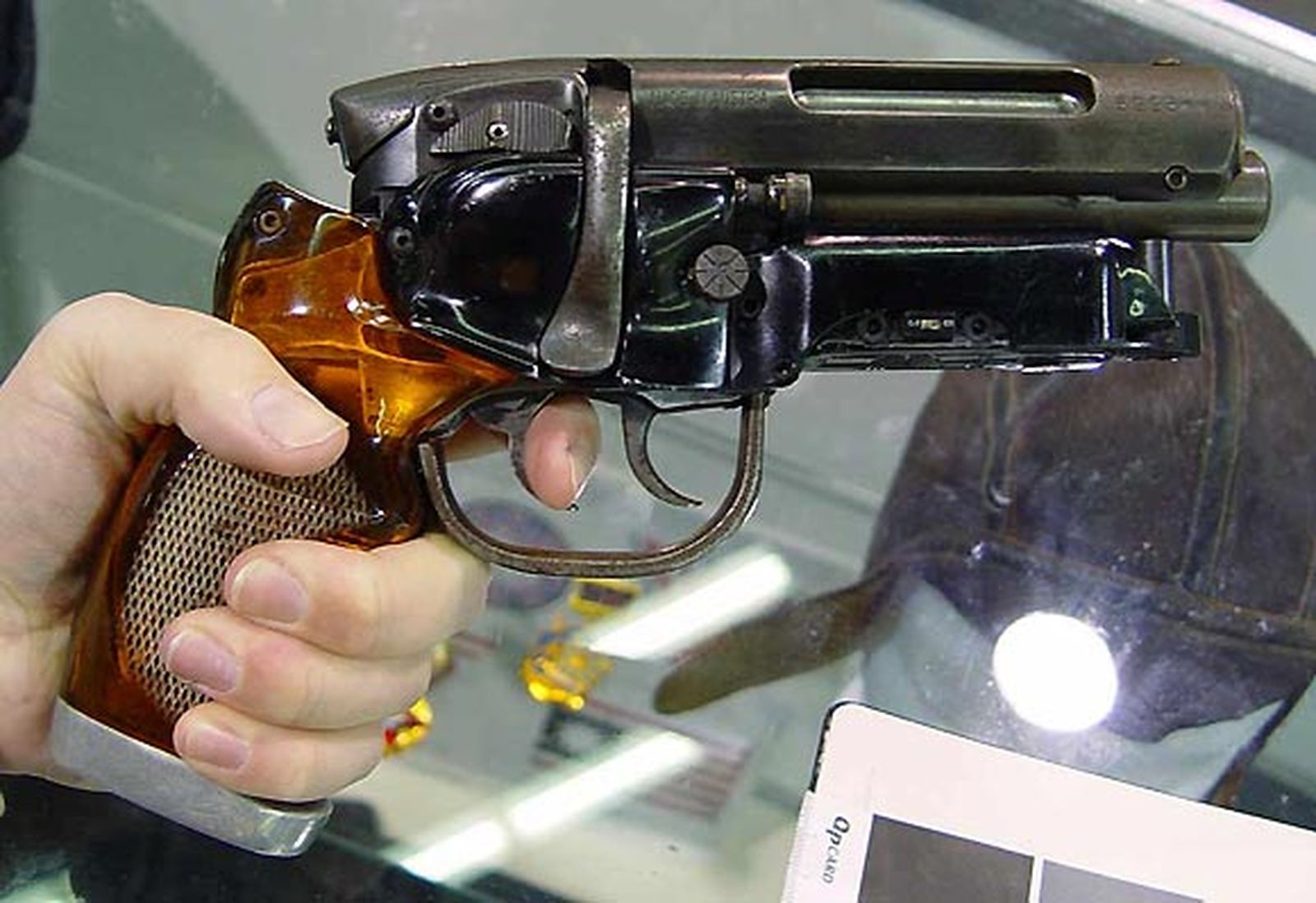 169.000 euros por la pistola de 'Blade Runner'