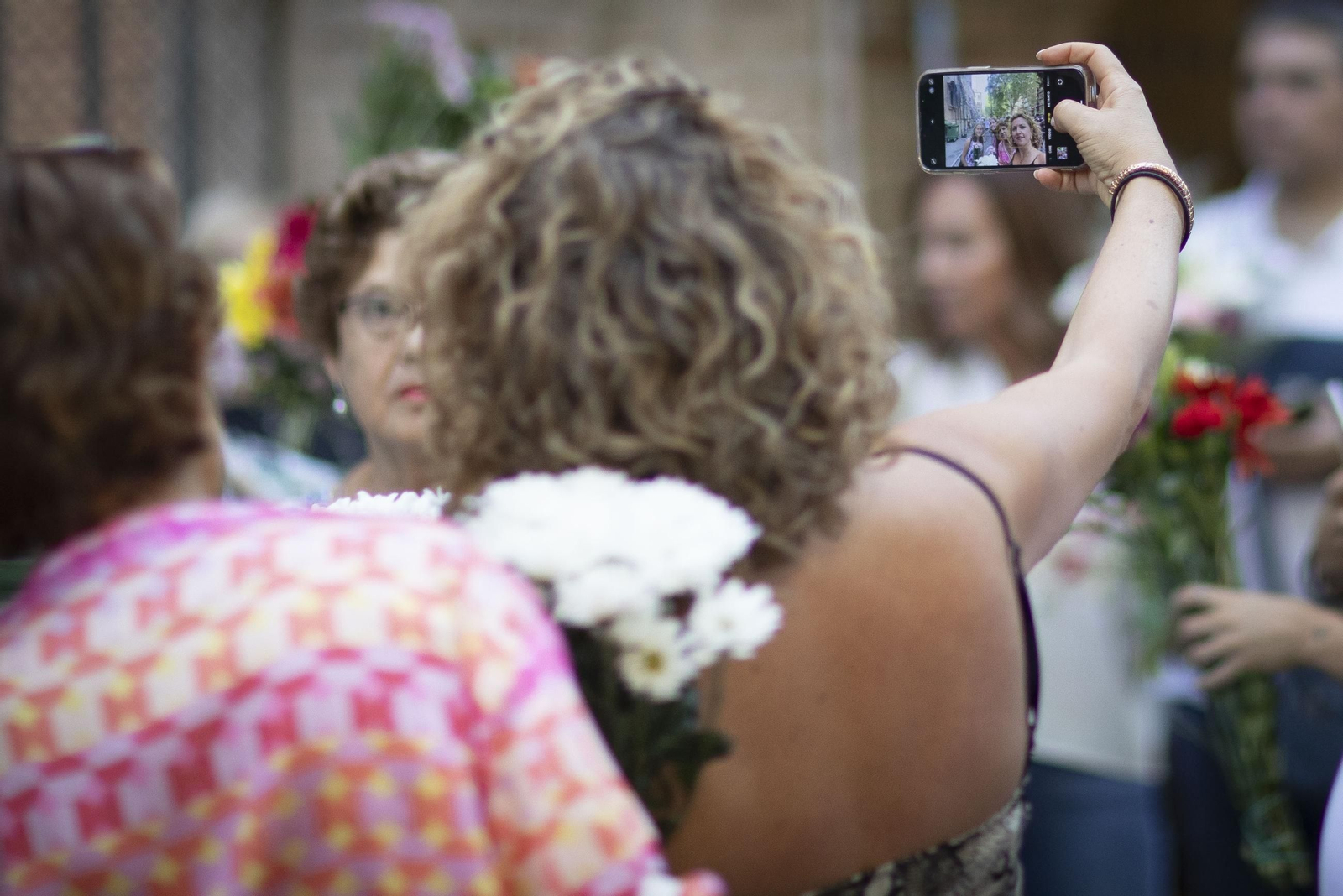 La ofrenda floral a la Virgen de las Angustias, patrona de Granada, en imágenes
