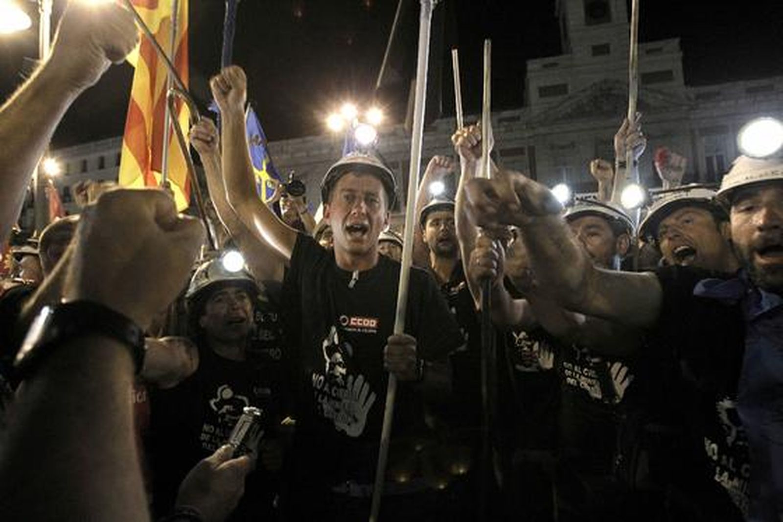 Los mineros llegan a Madrid tras una larga marcha protesta, de más de 400 kilómetros, por el cierre de la minería.

Foto: EFE