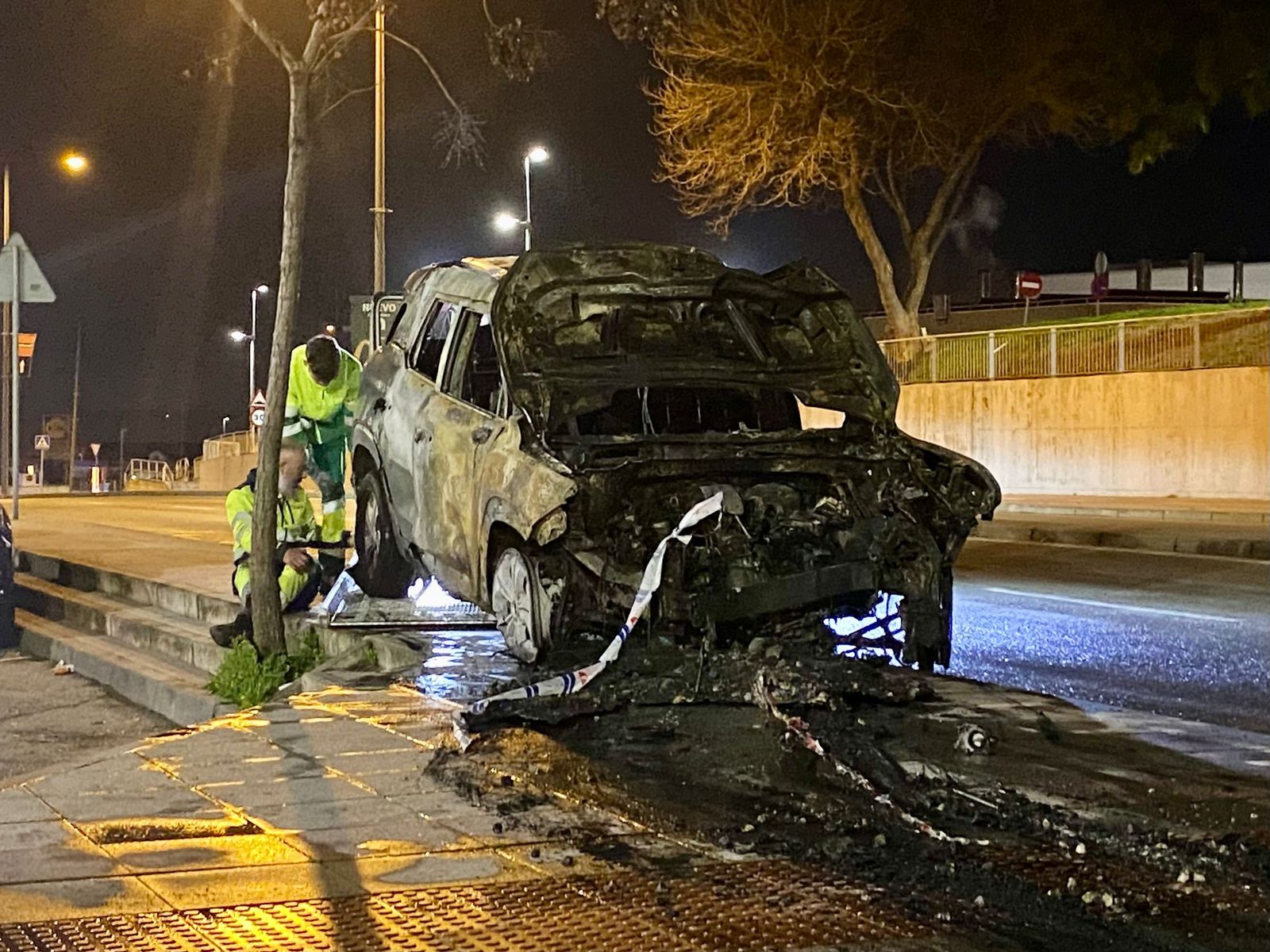 Estado en el que quedó el vehículo tras el choque y el incendio.