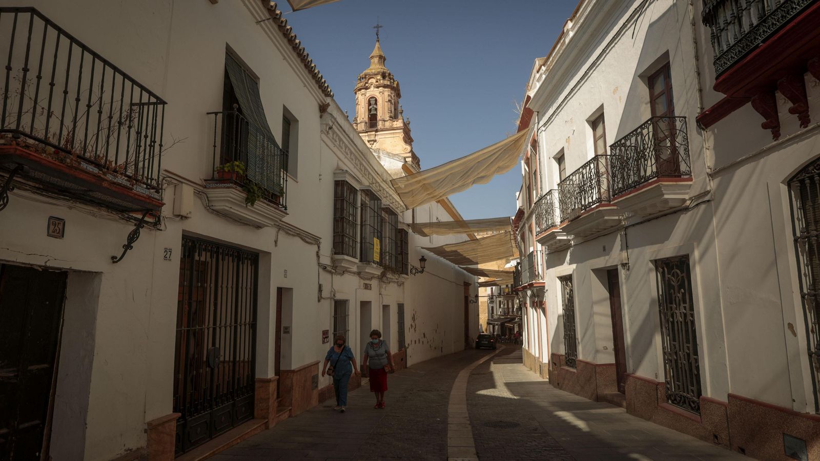 La calle Prim, con sus velas y fachadas encaladas, discurre por el antiguo Cardo romano.
