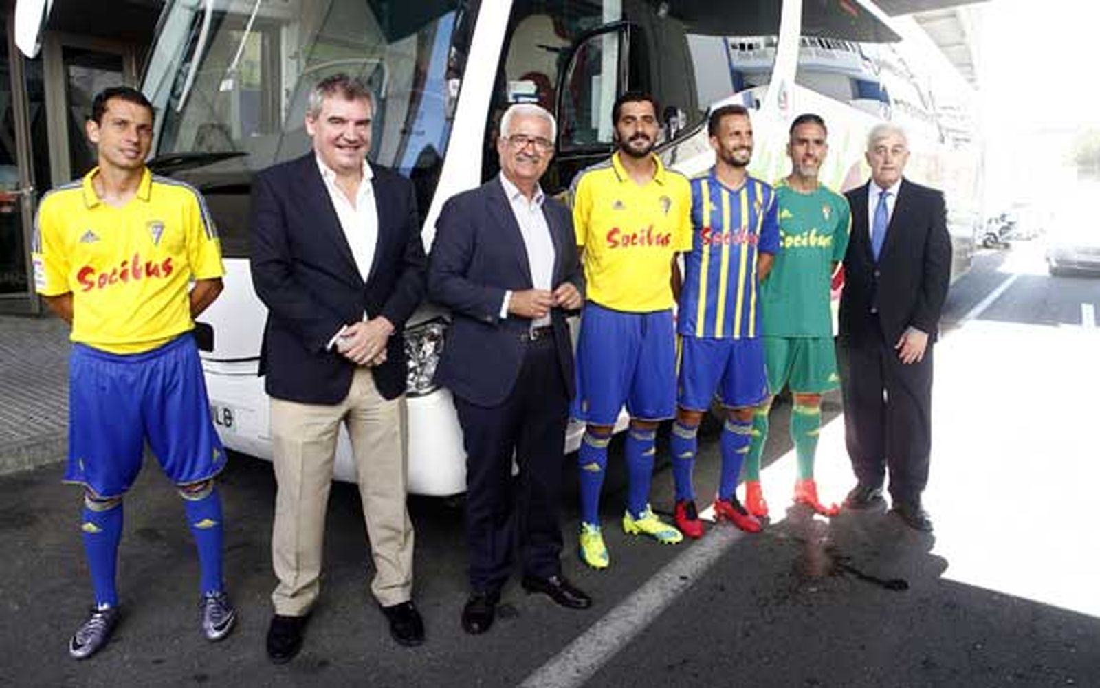 Manuel Vizcaíno, Manuel Jiménez Barrios y Ángel Juan Pascual presentaron el acuerdo entre Socibus y el Cádiz, con Mantecón, Güiza, Servando y Abel Gómez como modelos. /Jesús Marín