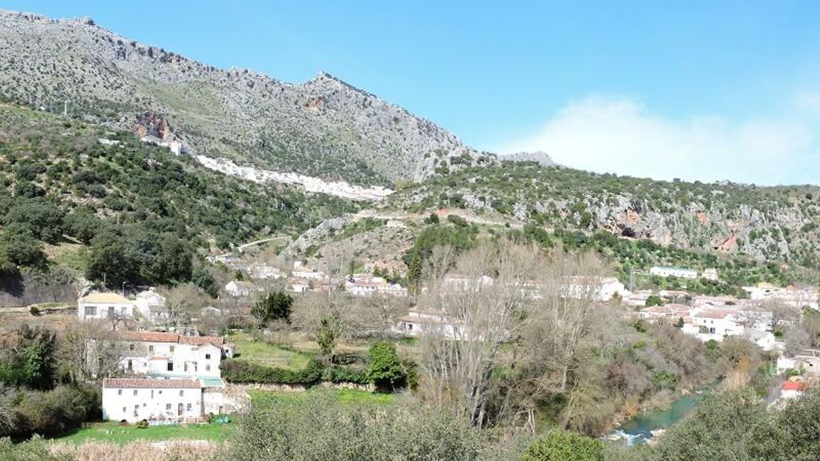 Encontramos la estación de Benaoján agazapado en la belleza.