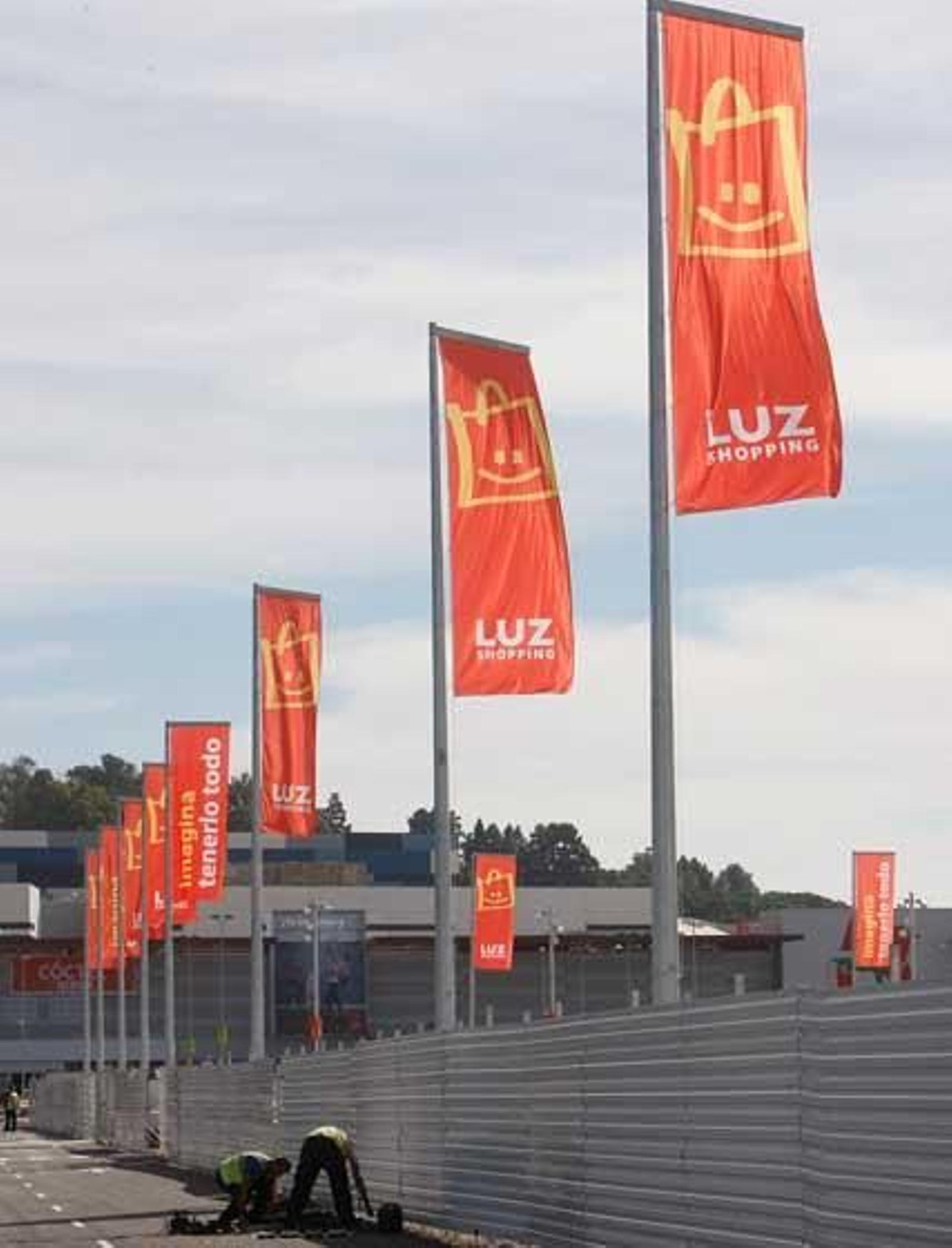 Luz Shopping, el mayor parque comercial de Andalucía, abrirá sus puertas la próxima semana con 1.200 nuevos empleos directos. Las previsiones apúntan a 6 millones de visitas en su primer año.

Foto: Juan Carlos Toro