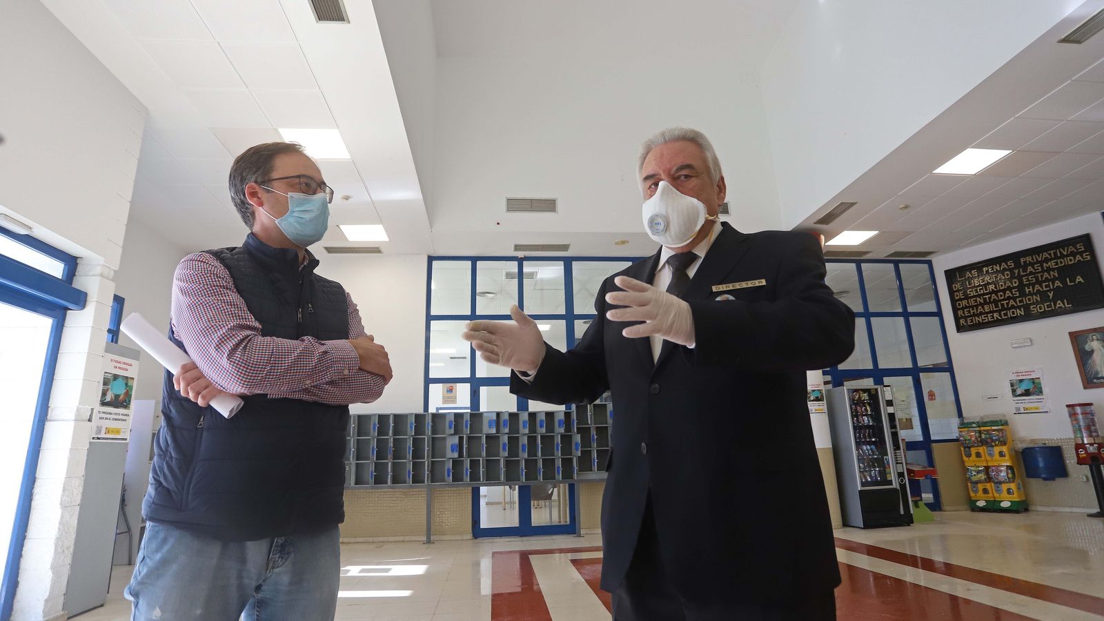 Francisco Márquez (derecha) y Carlos Ginés, en la entrada de la prisión.