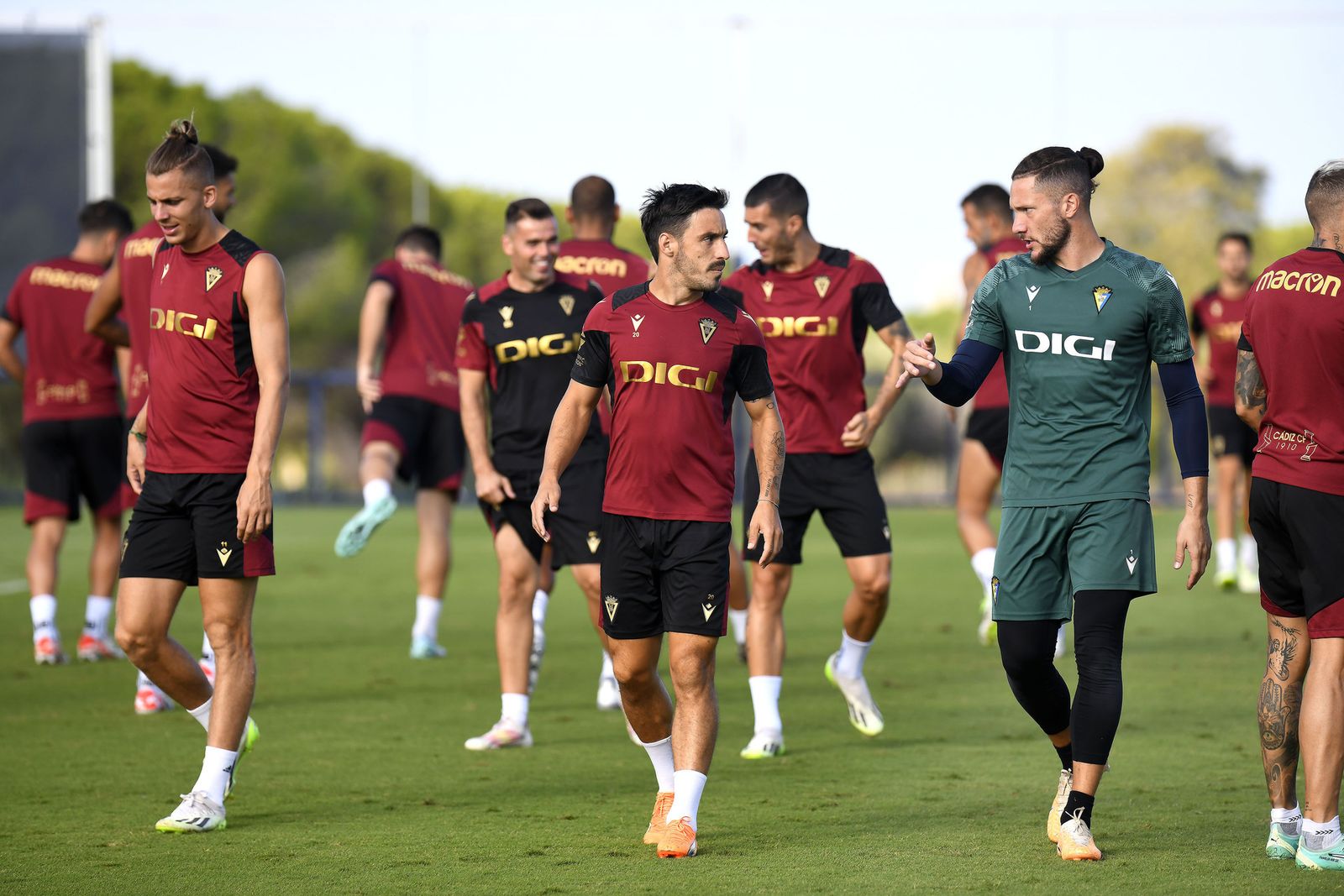 Mirada cómplice de Iza y Ledesma en mitad de una de las sesiones de esta semana en El Rosal.