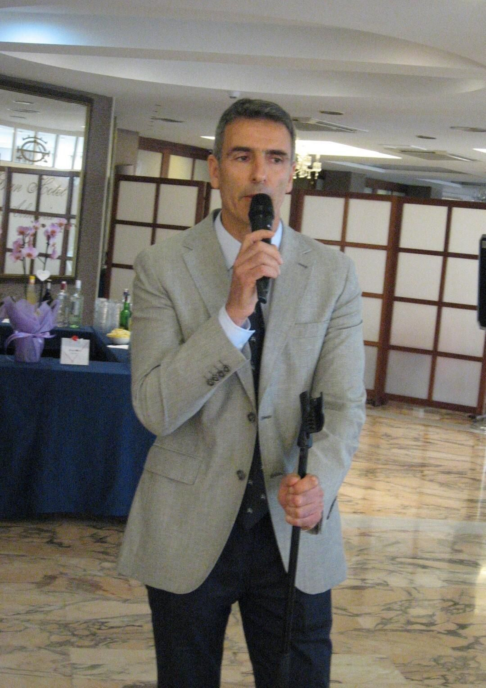 Compartiendo unas palabras con sus compañeros.