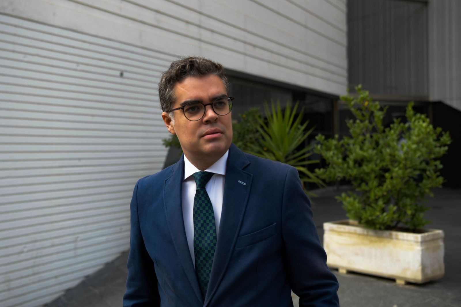 El delegado de la Junta de Andalucía en Madrid, Vicente Azpitarte, posa para la entrevista en el Centro Lorca.