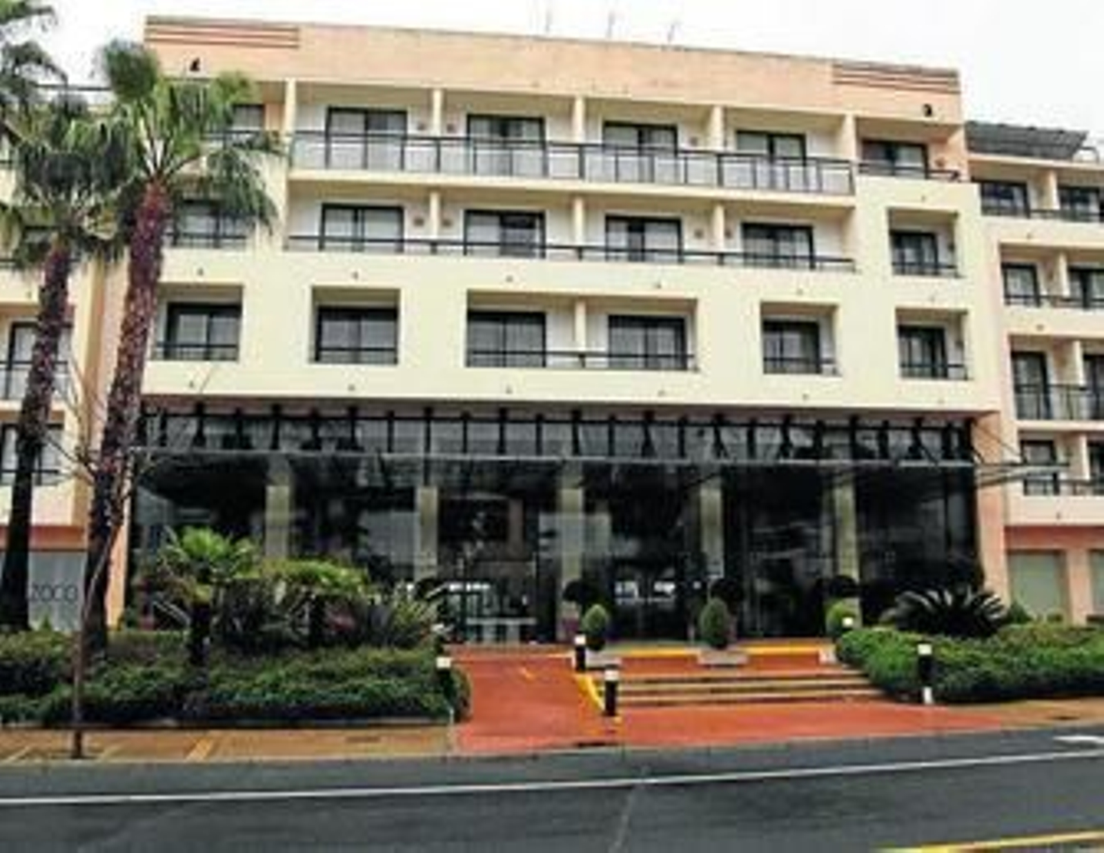 El hotel Oasis Islantilla que decidió cerrar ayer.