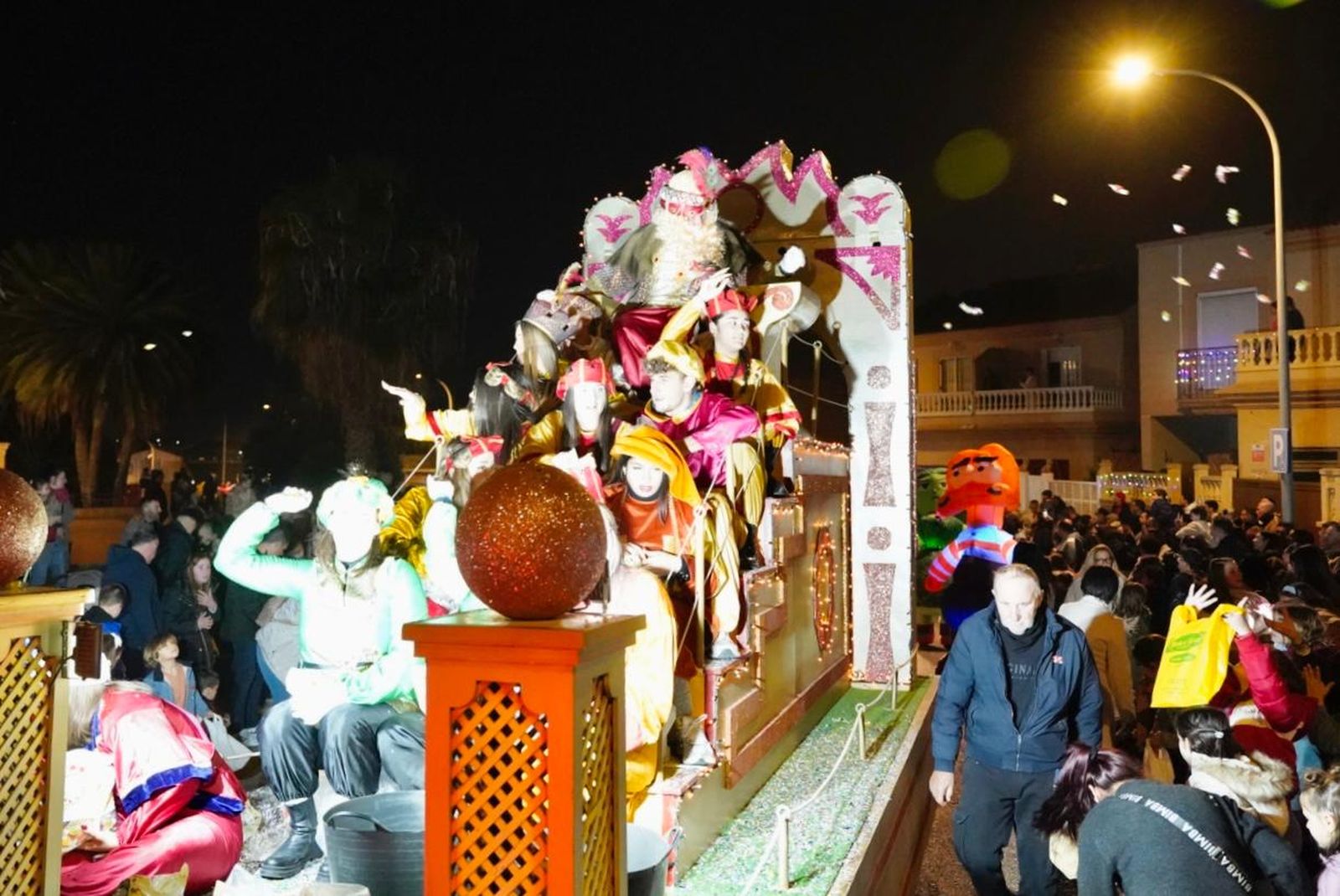 La cabalgata de Huércal de Almería, en imágenes: miles de personas reciben a los Reyes Magos