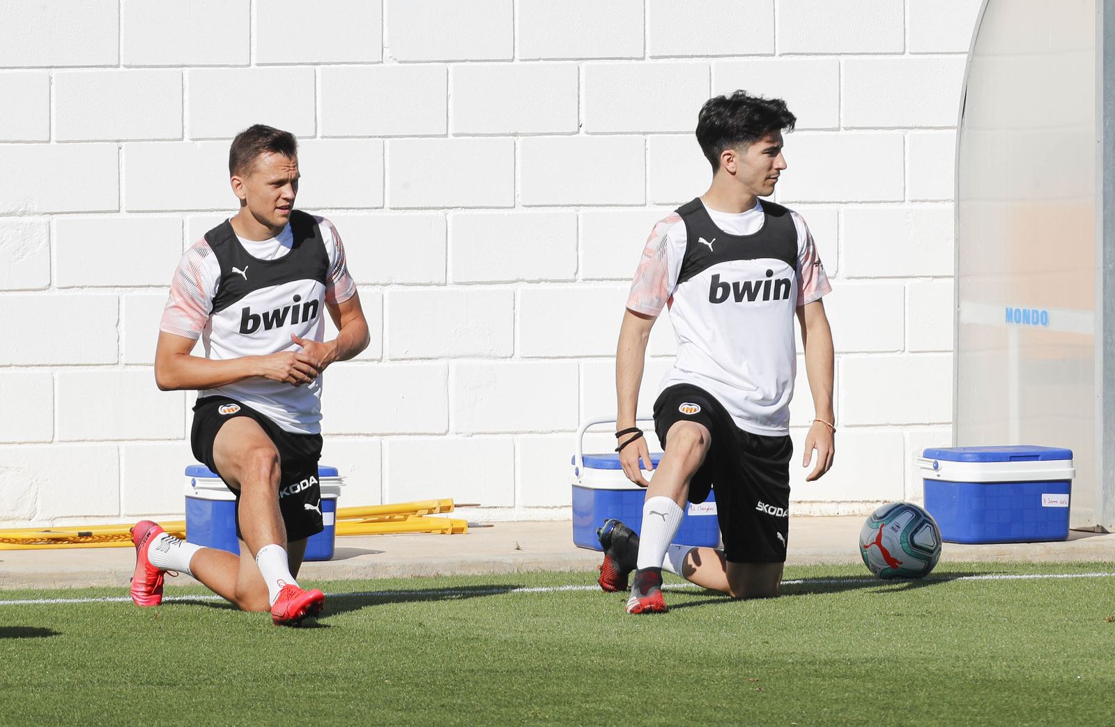 Carlos  Soler, junto a  Cheryshev, en un entrenamiento del Valencia.