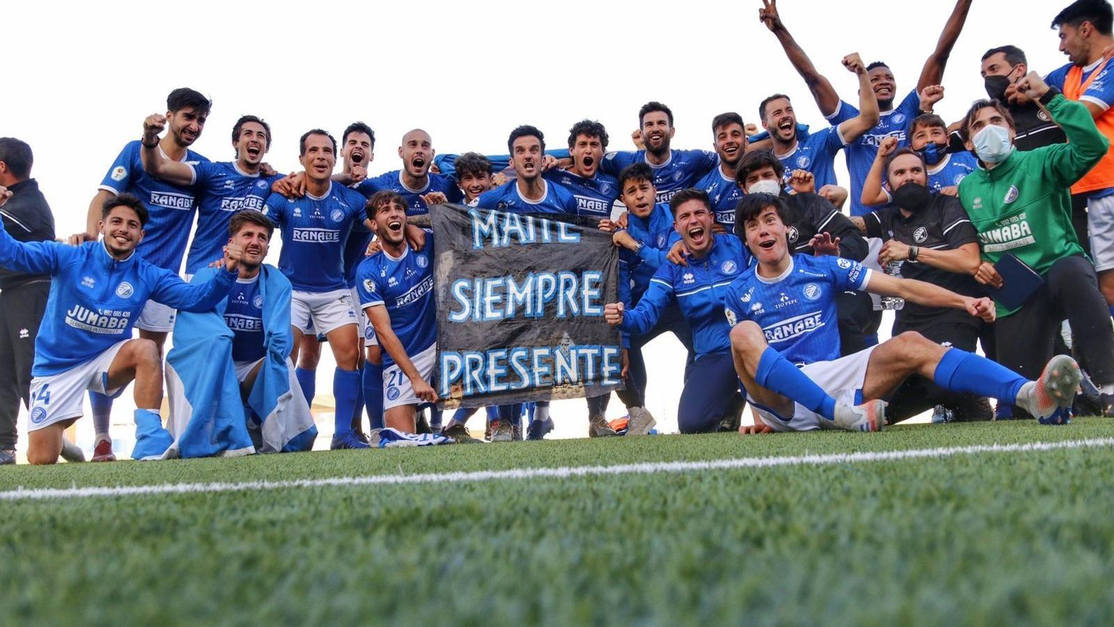 Los azulinos, celebrando el ascenso. Los azulinos, celebrando el ascenso.