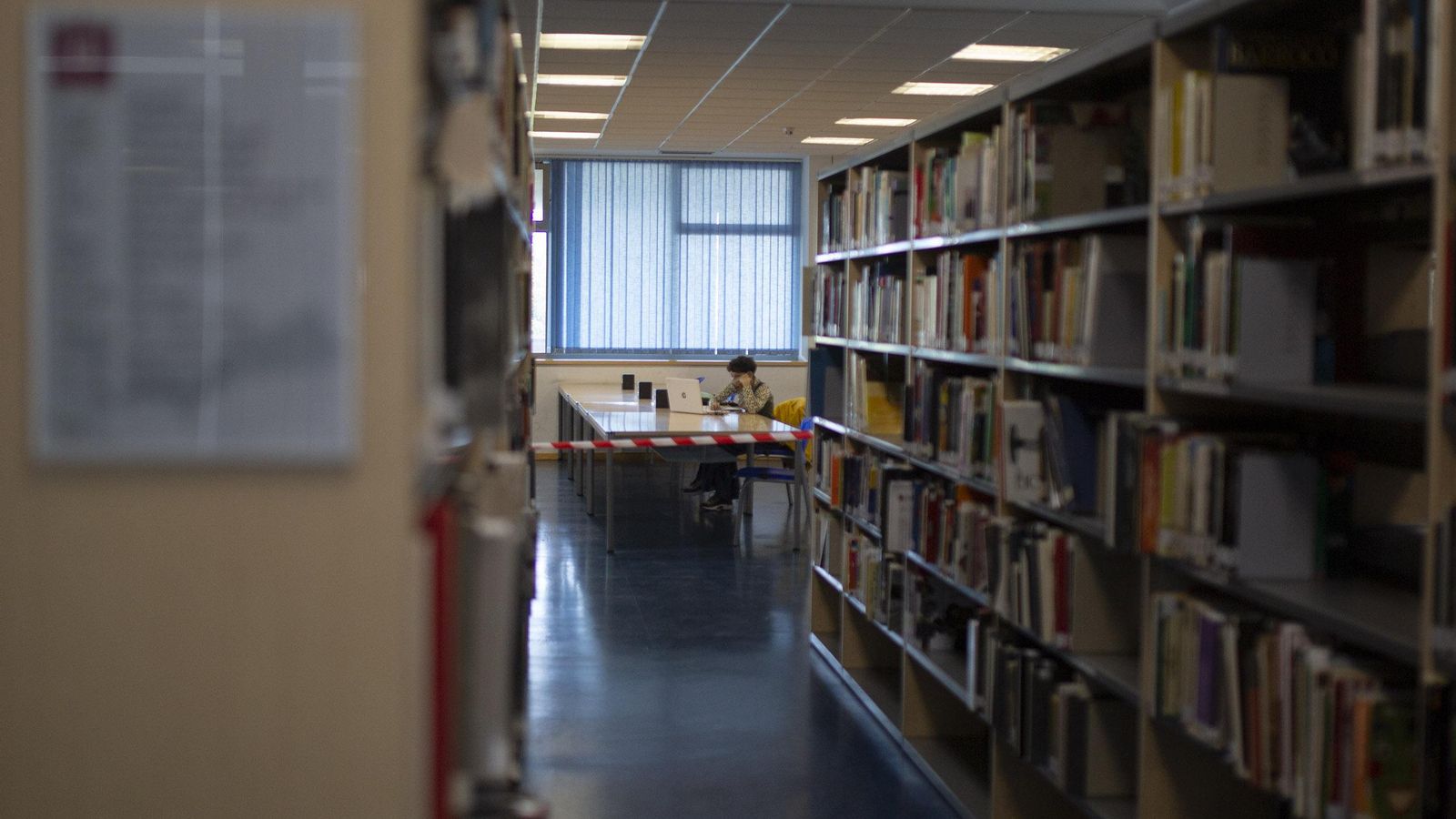 Biblioteca de Comuninación, con las estanterías de libros precintadas.