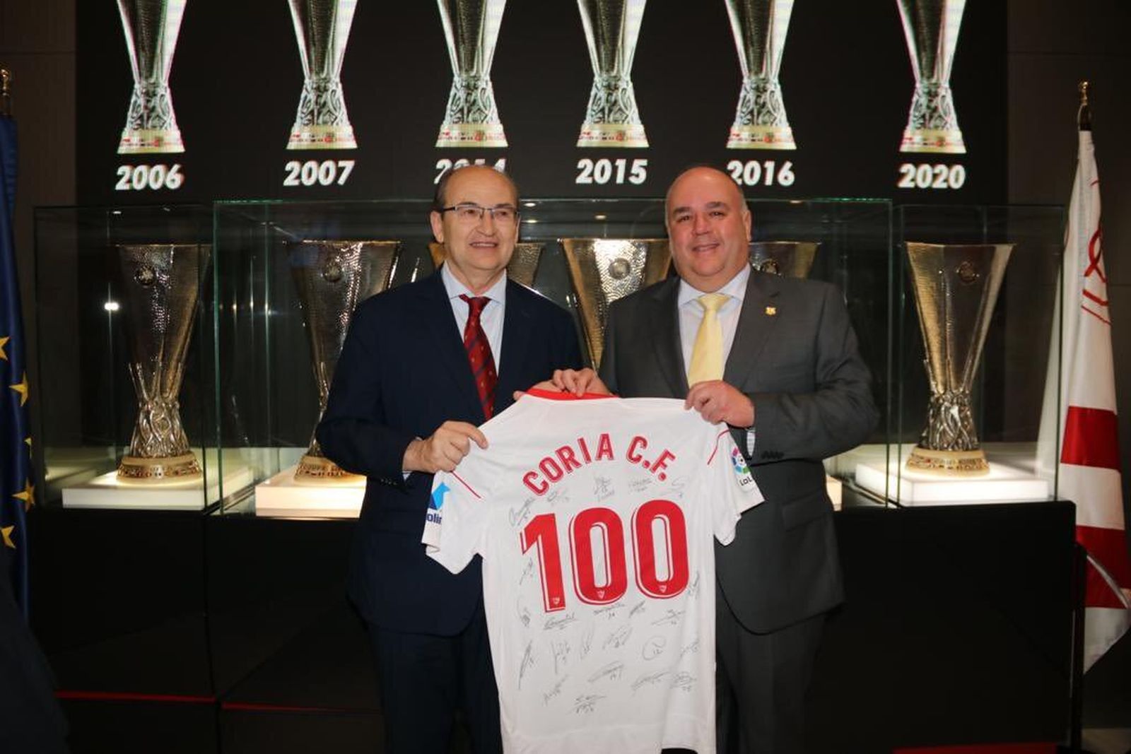 José Castro entrega a Tomás Alfaro, presidente del Coria, una camiseta conmemorativa.