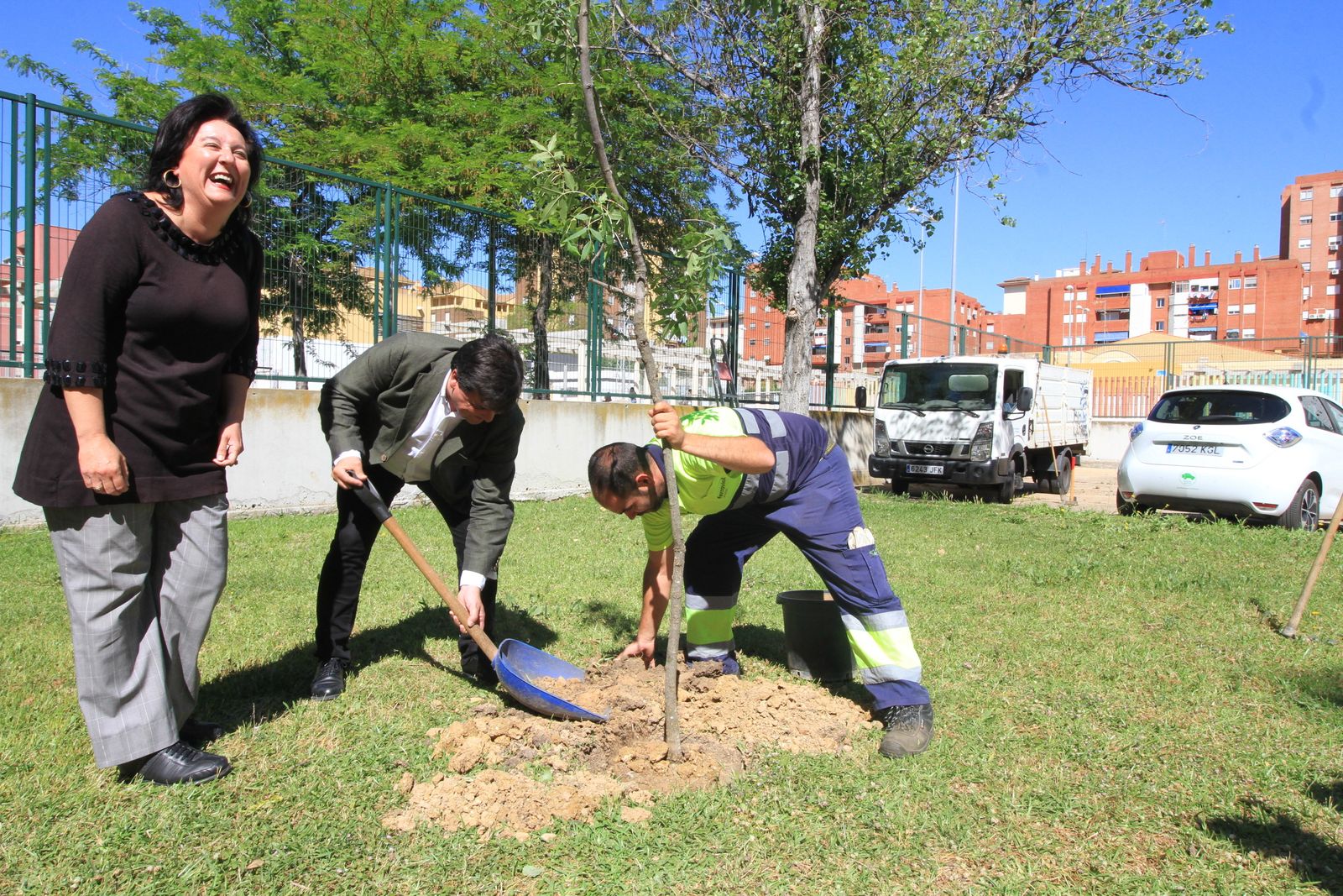 Imágenes de la plantación de árboles llevada a cabo en el colegio Los Rosales, con motivo del incendio del año pasado