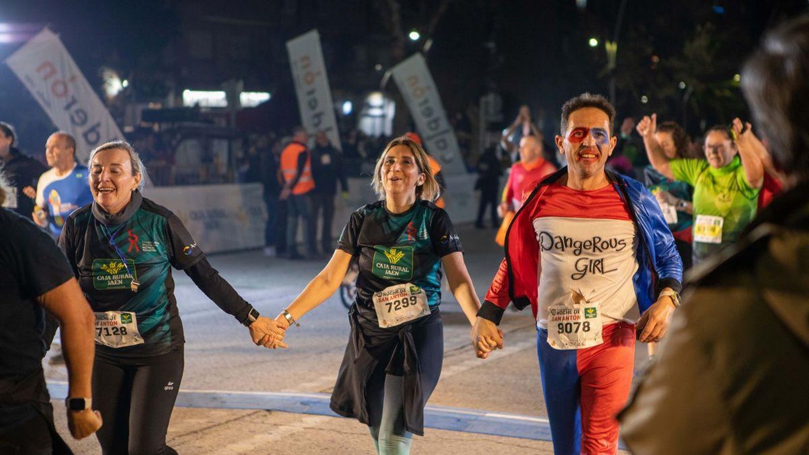 Tres corredores, a su llegada a meta de la San Antón en la 41 edición.