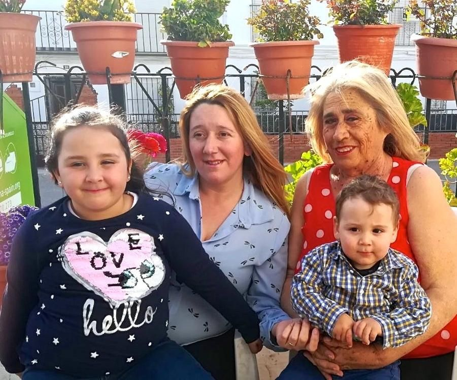 Dolores Barroso, junto a su hija, Rocío Cabrera, y a sus nietos, Rocío y Agustín.