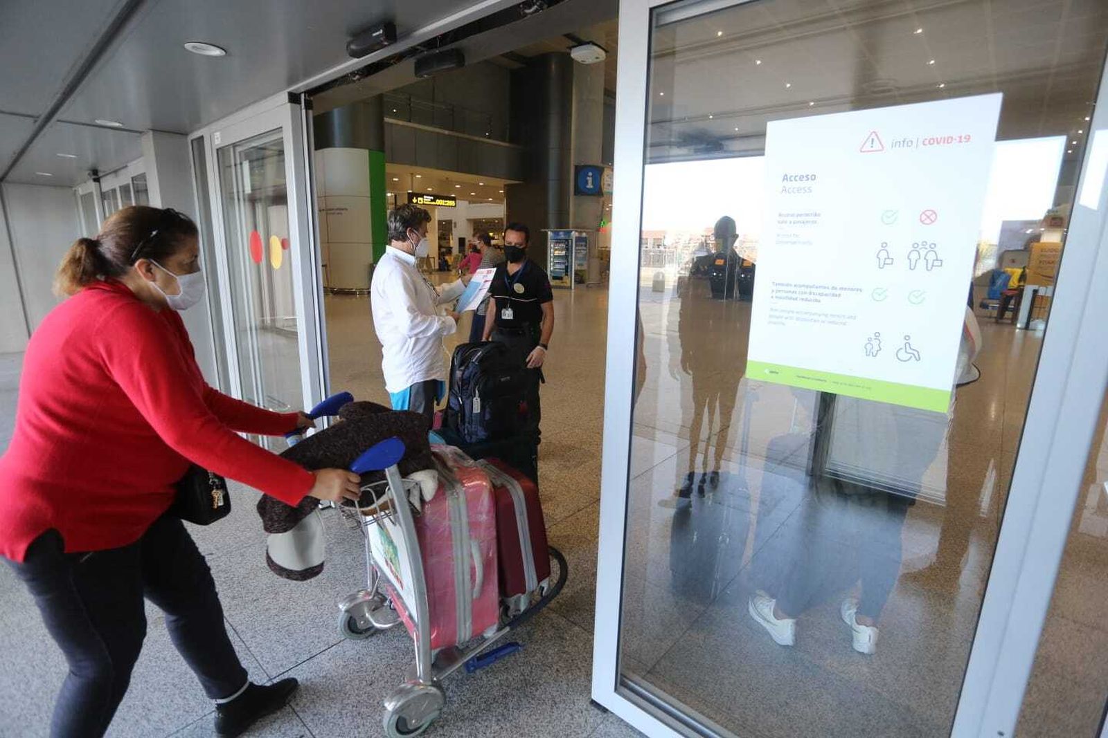 El aeropuerto de Málaga en el primer día de movilidad restringida en Andalucía.