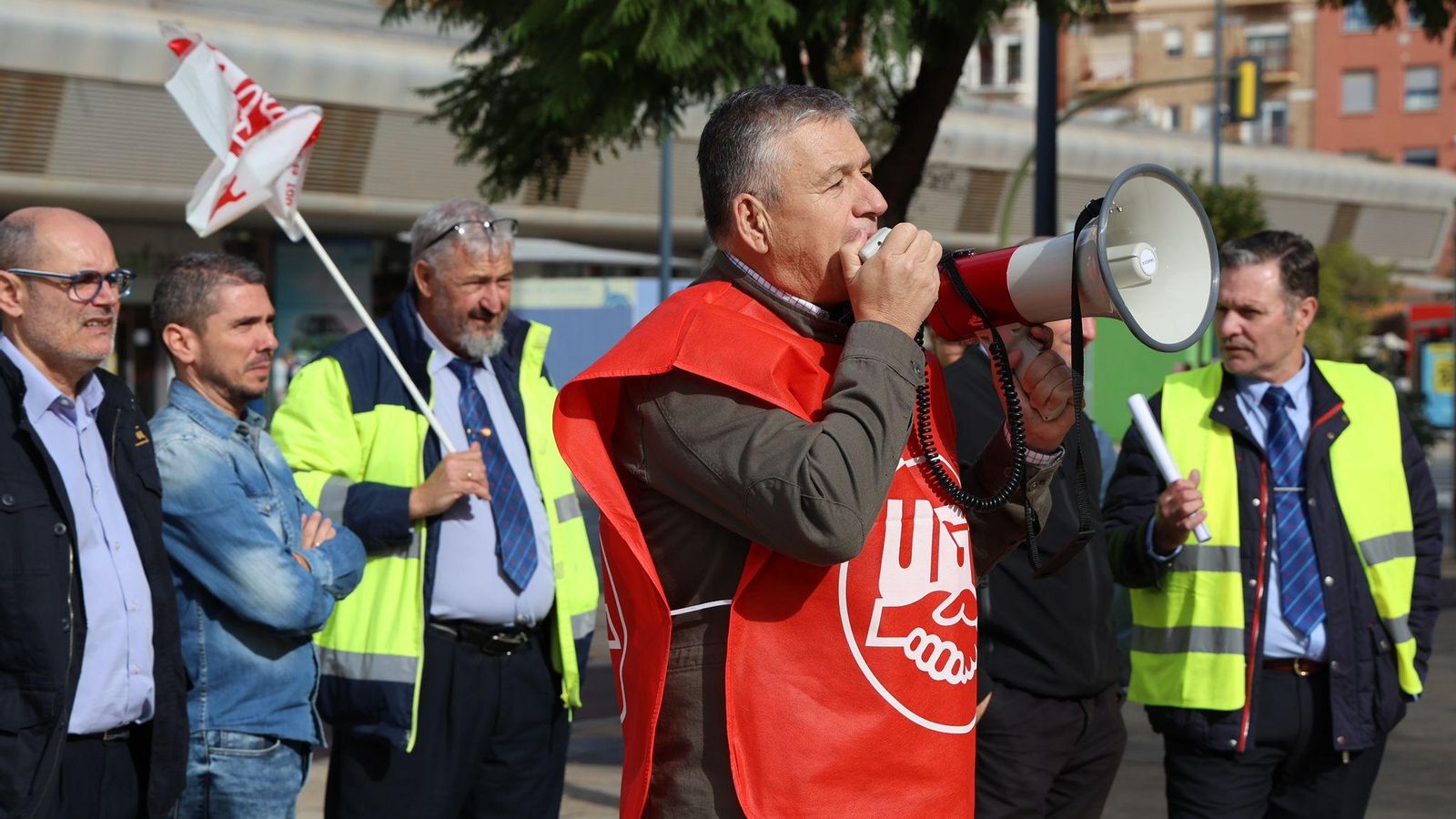 El secretario general de UGT Huelva, Francisco Gutiérrez Bernal, junto a la secretaria general de la FESMC UGT Huelva, Magdalena María Plata, encabezan la concentración con motivo de los paros convocados por el sector del transporte por carretera.