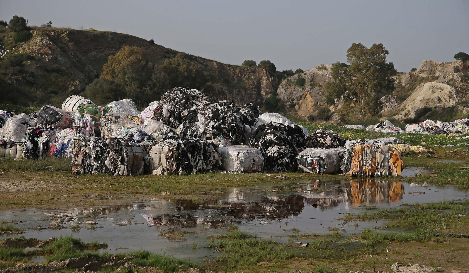 Fotos del vertedero ilegal de restos textiles y retales en el Cortijo Real en Algeciras