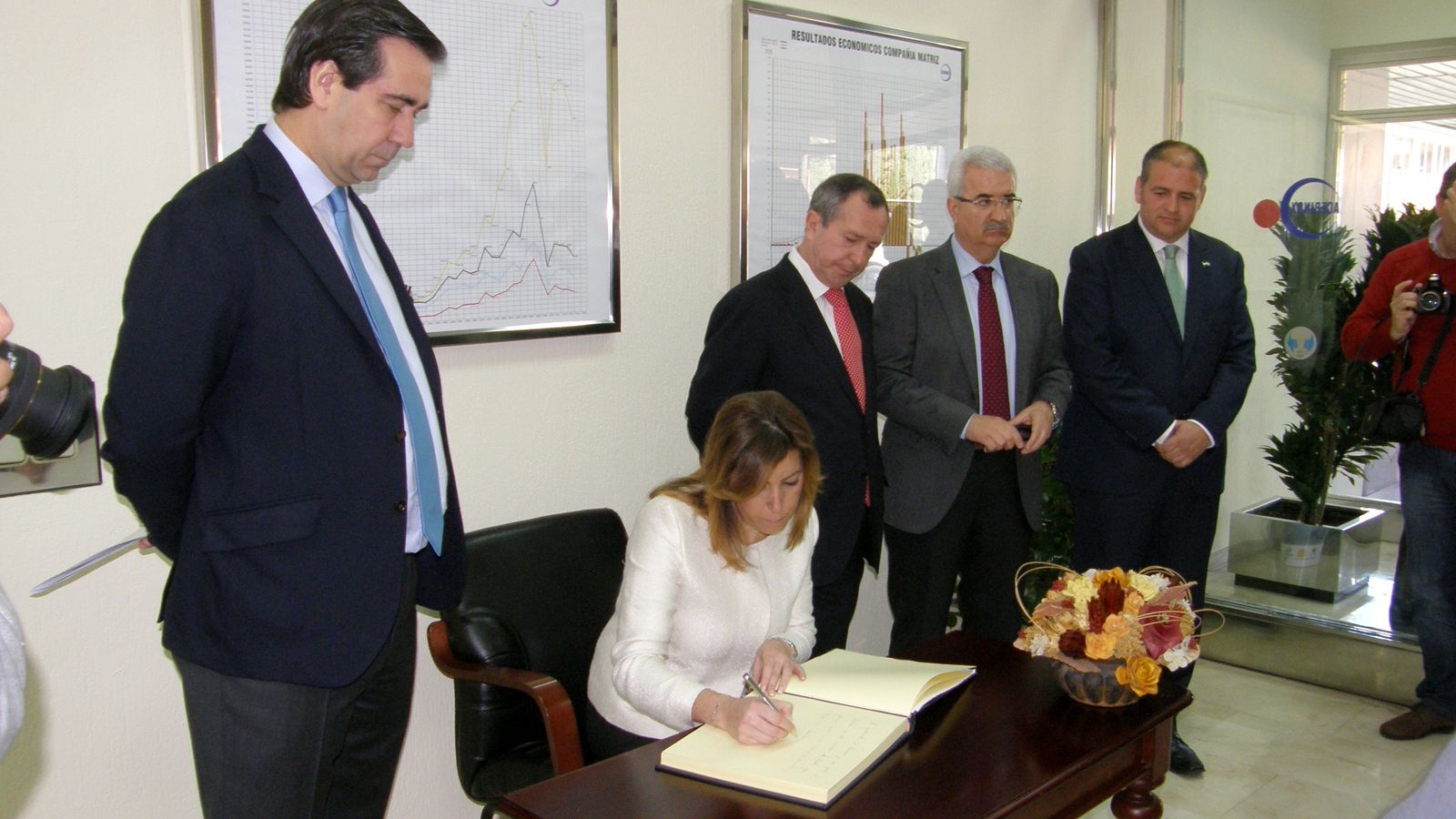 La entonces presidenta de la Junta de Andalucía, Susana Díaz, firma en el libro de honor de Acerinox