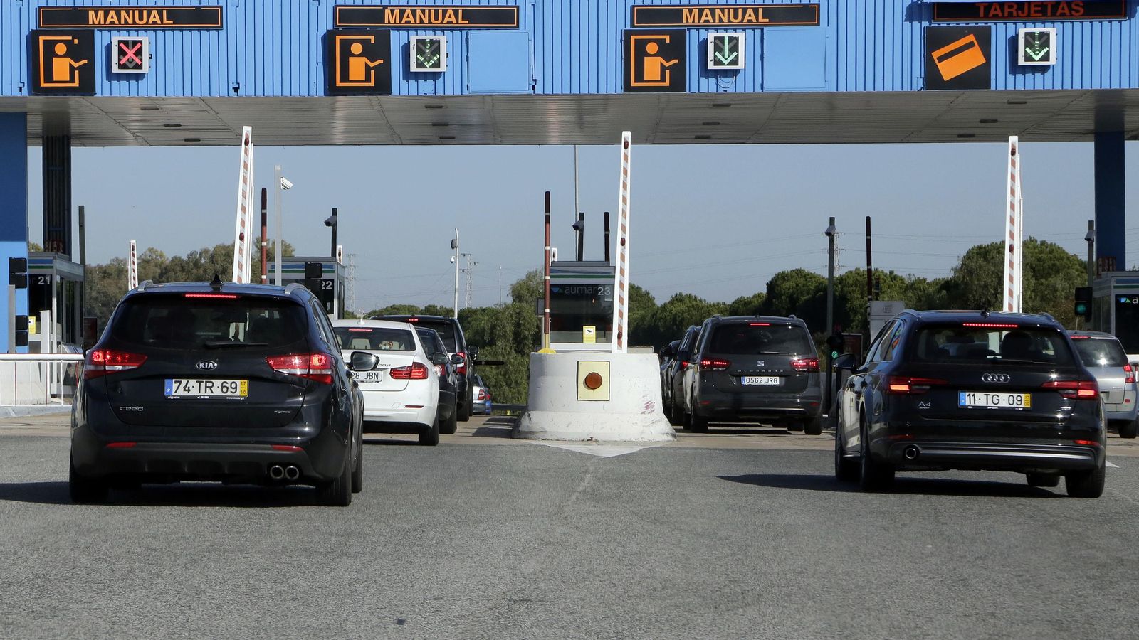 Vehículos pasando el peaje de la AP-4 dirección Sevilla.