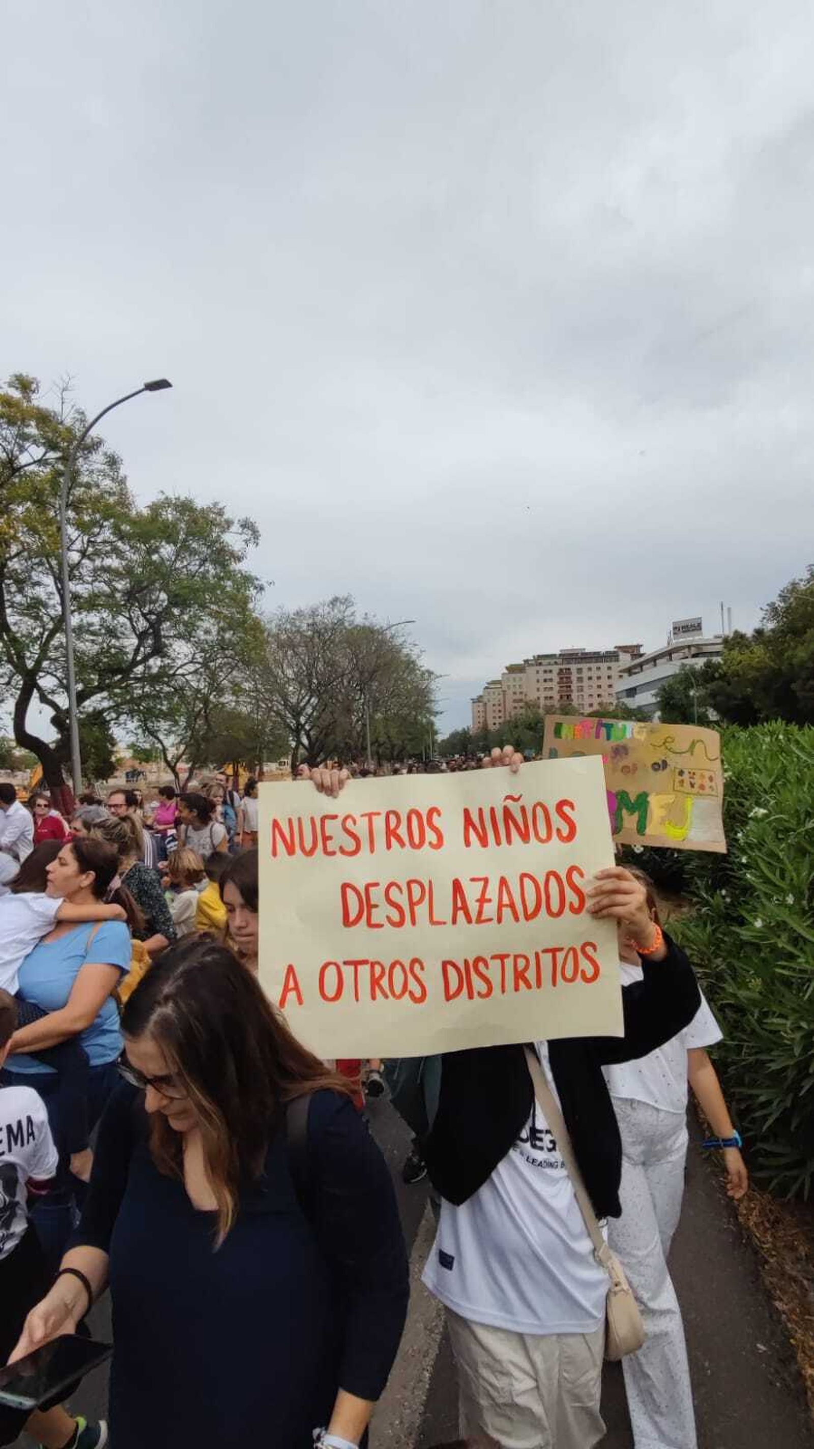 Familias participando en la protesta en Los Bermejales.