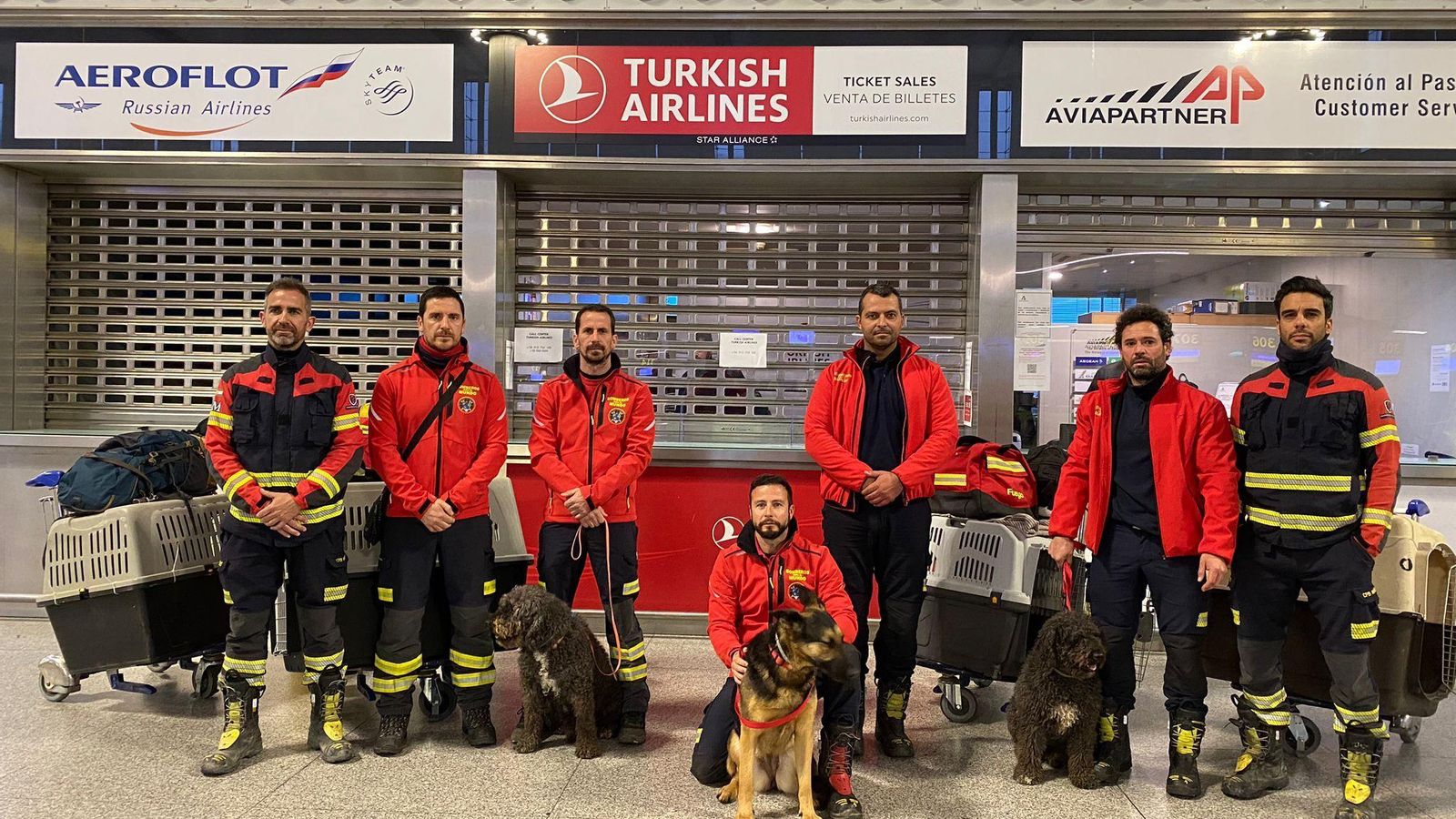 Segundo contingente de bomberos que ha puesto rumbo a Turquía desde Málaga. Segundo contingente de bomberos que ha puesto rumbo a Turquía desde Málaga.