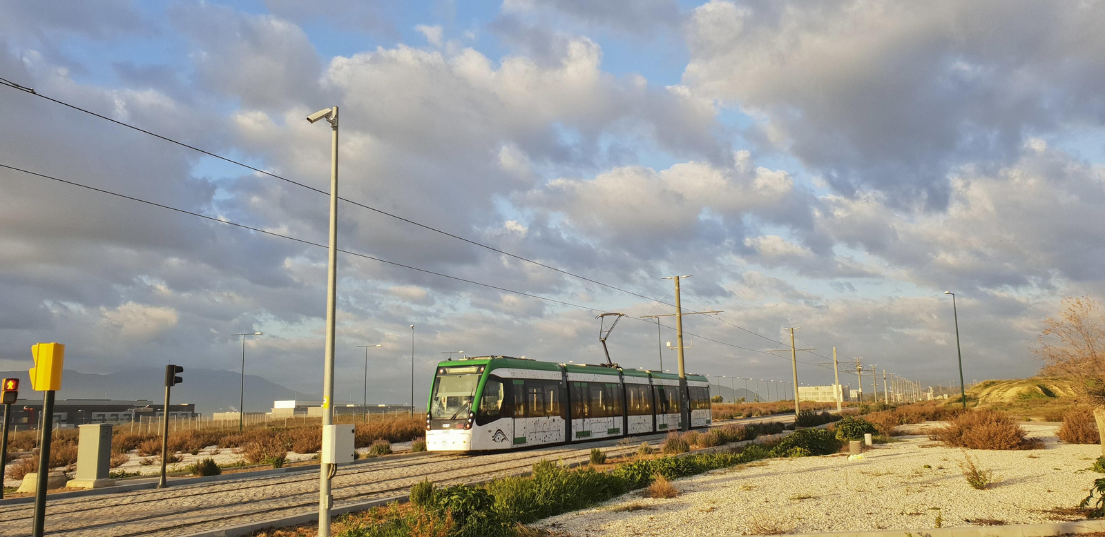 Vista de uno de los trenes del Metro, en el tramo en superficie de la Universidad.