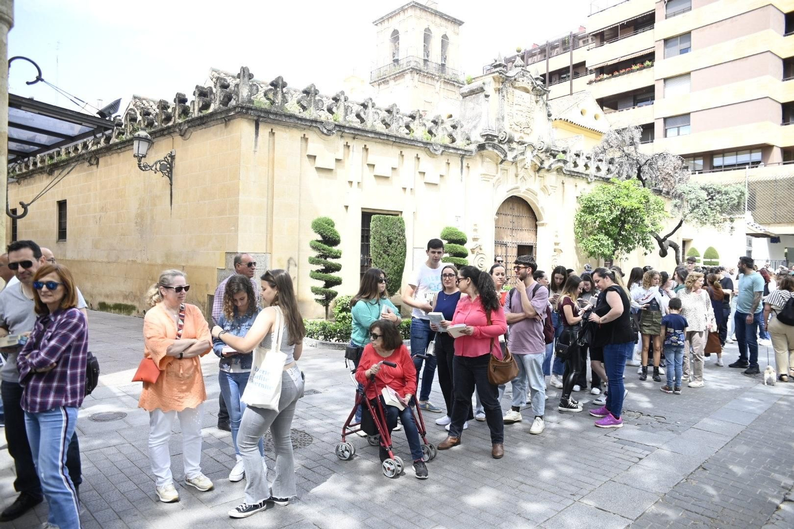 La multitudinaria presentación de Mercedes Ron en la Feria del Libro de Córdoba, en imágenes