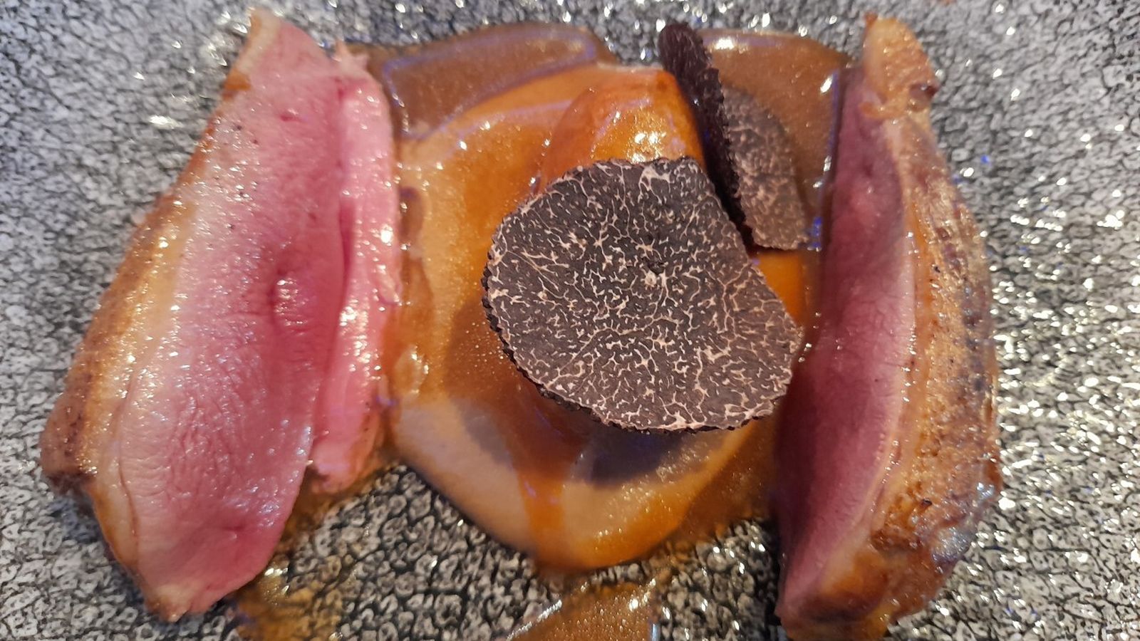 Pichón asado y buñuelo de sus interiores, de Paco Roncero