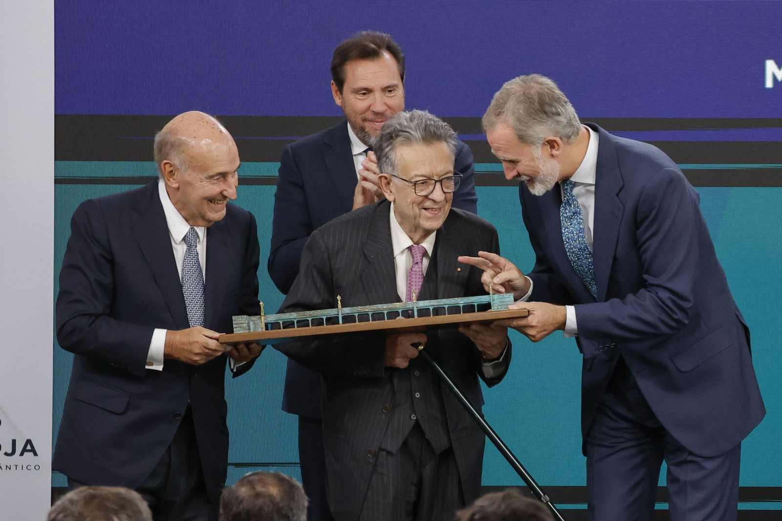 Miguel Herrero y Rodríguez de Miñón y Miquel Roca i Junyent reciben el premio de mano del Rey.