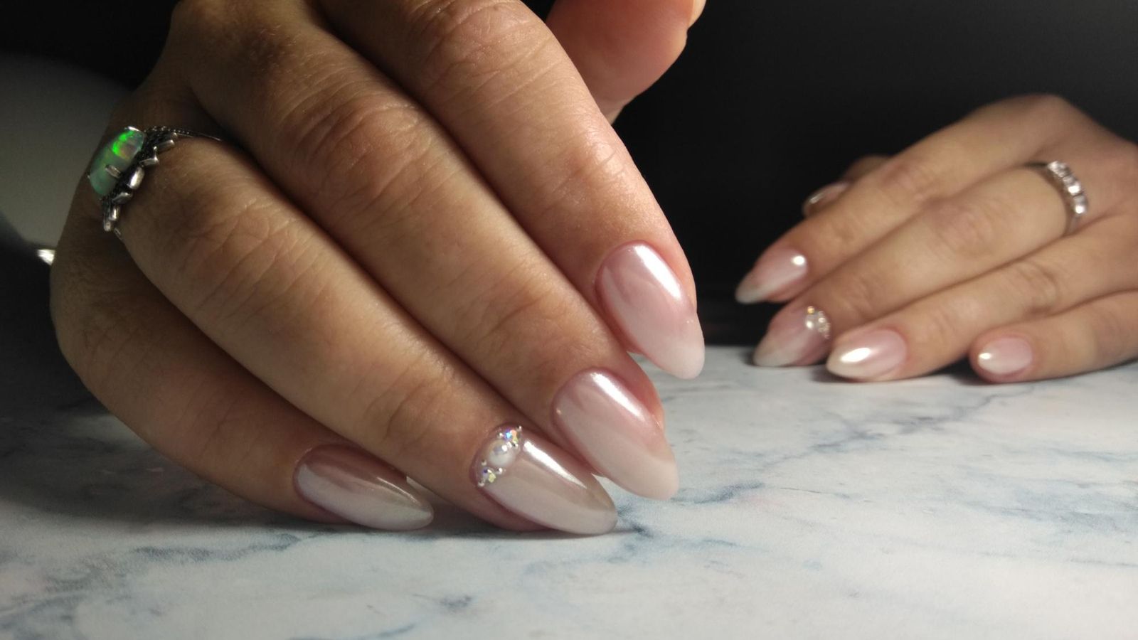 Manicura francesa degradada con aplicaciones.