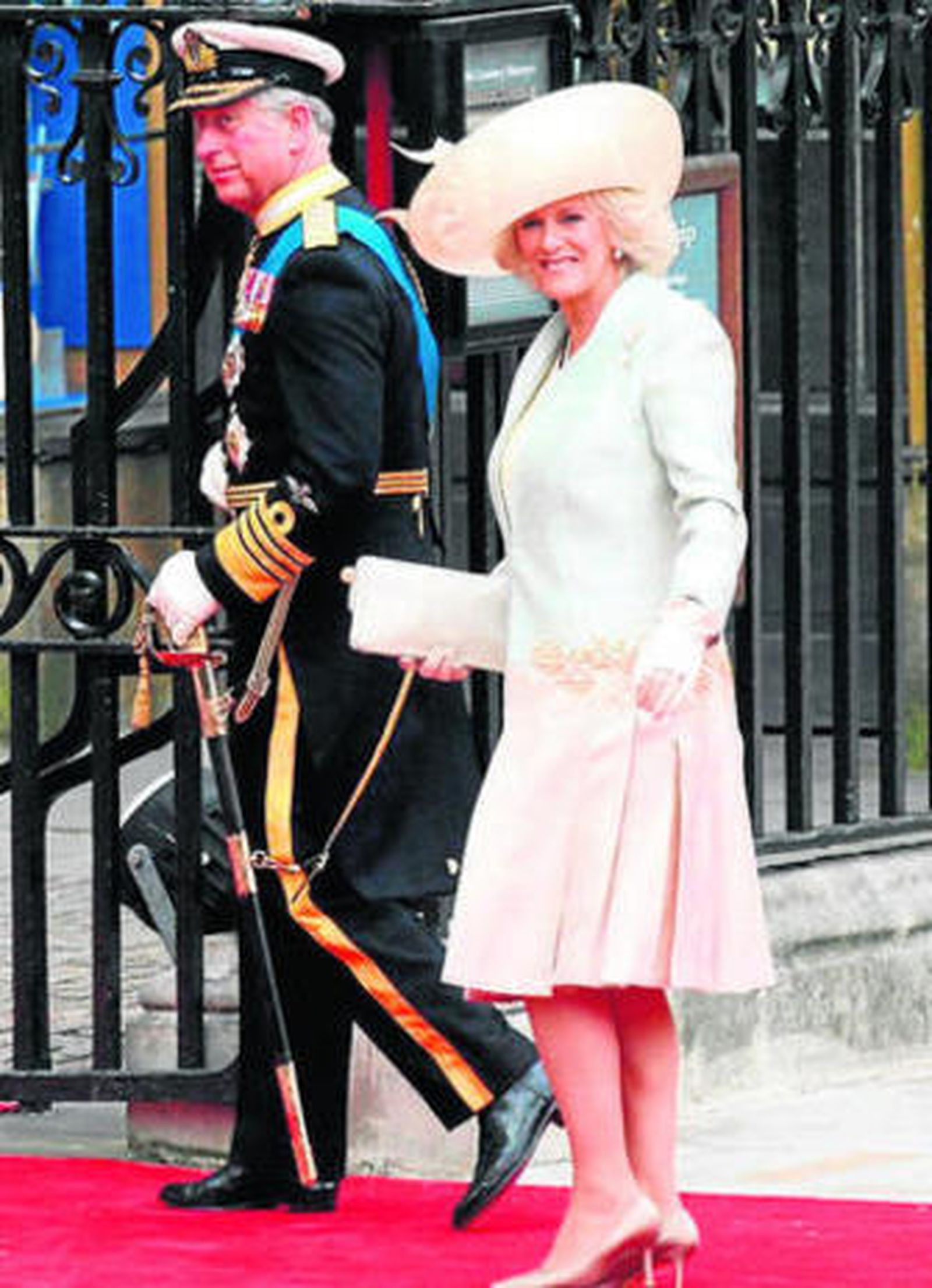 El príncipe Carlos y la duquesa de Cornualles, con abrigo y pamela.