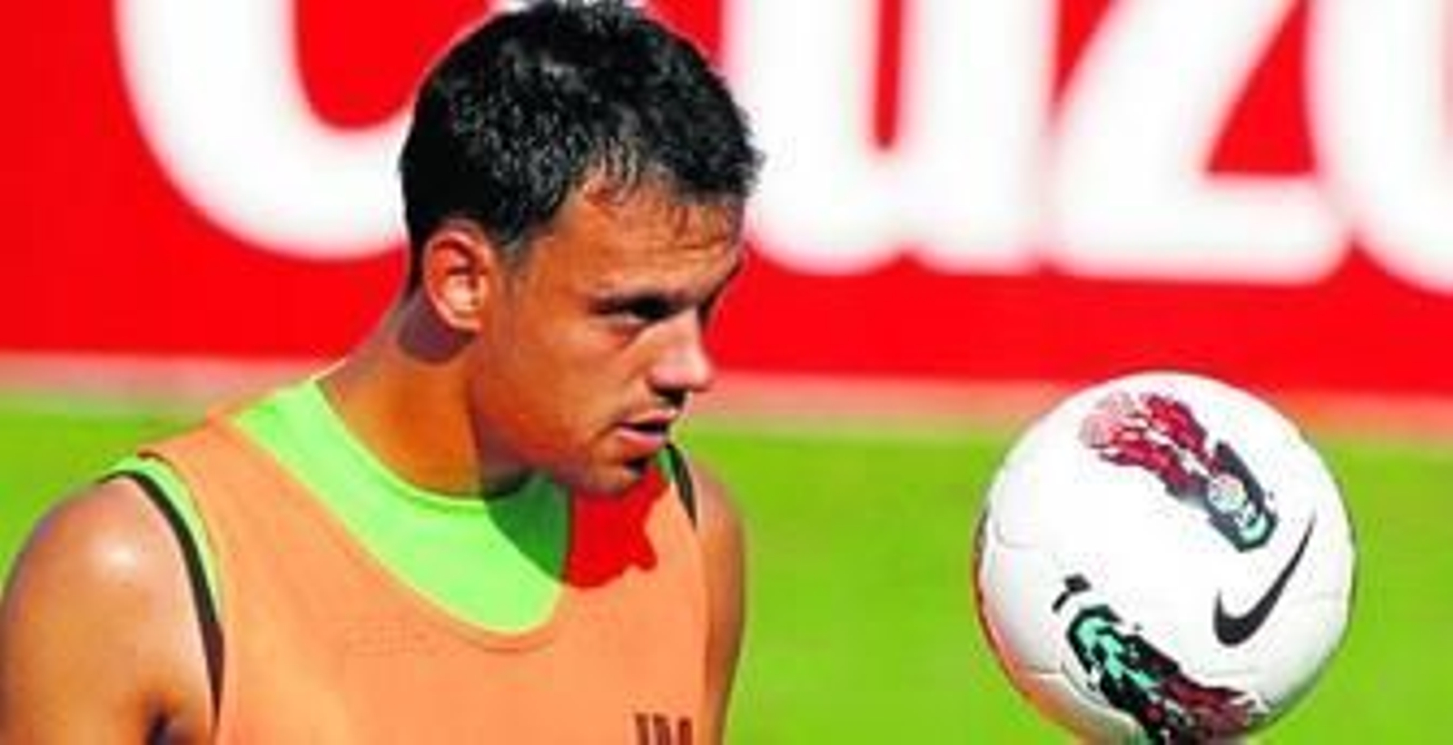 Javier Matilla mira el balón en un entrenamiento.