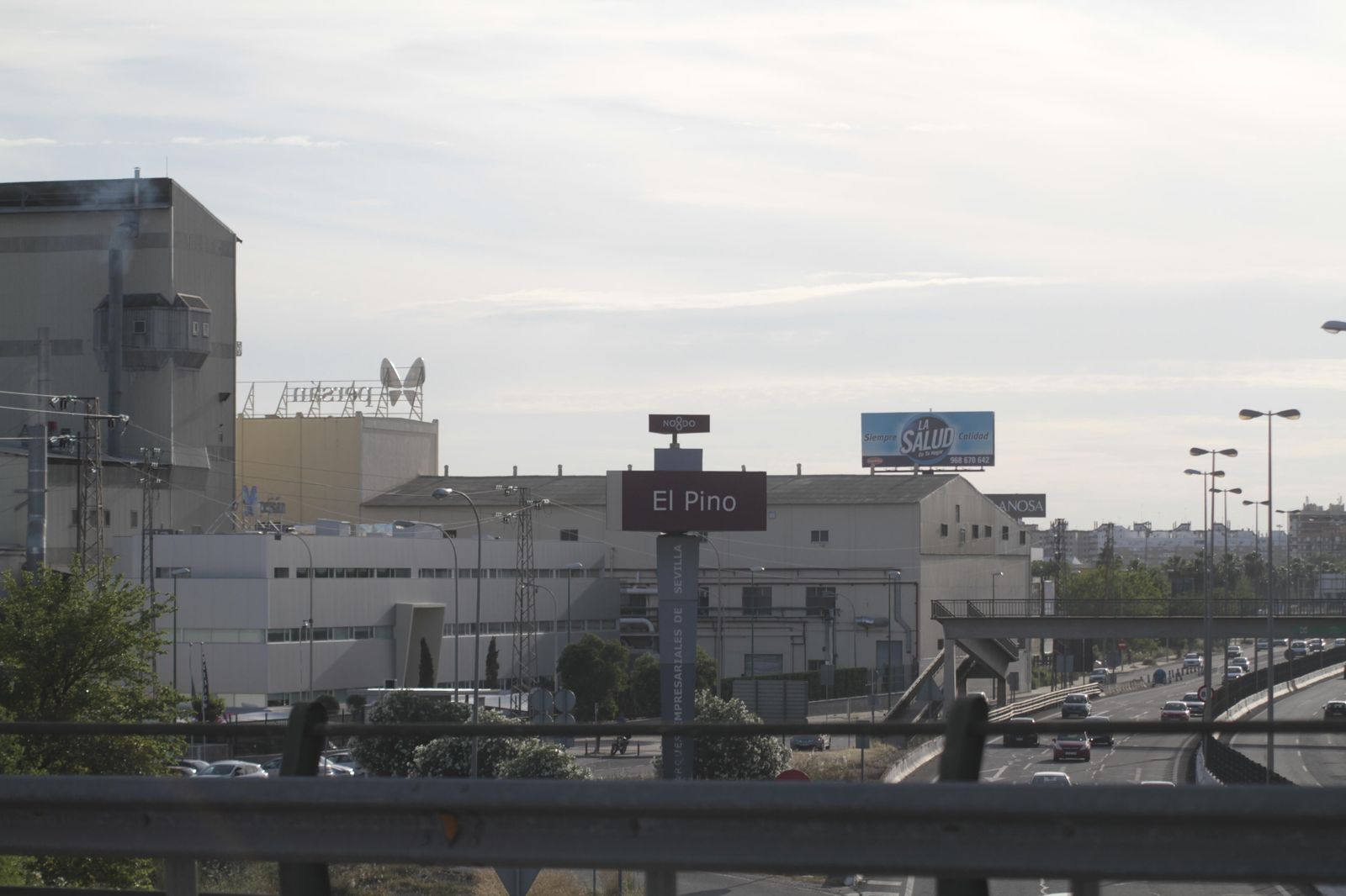 Naves del polígono El Pino, en el eje de la autovía A-92.