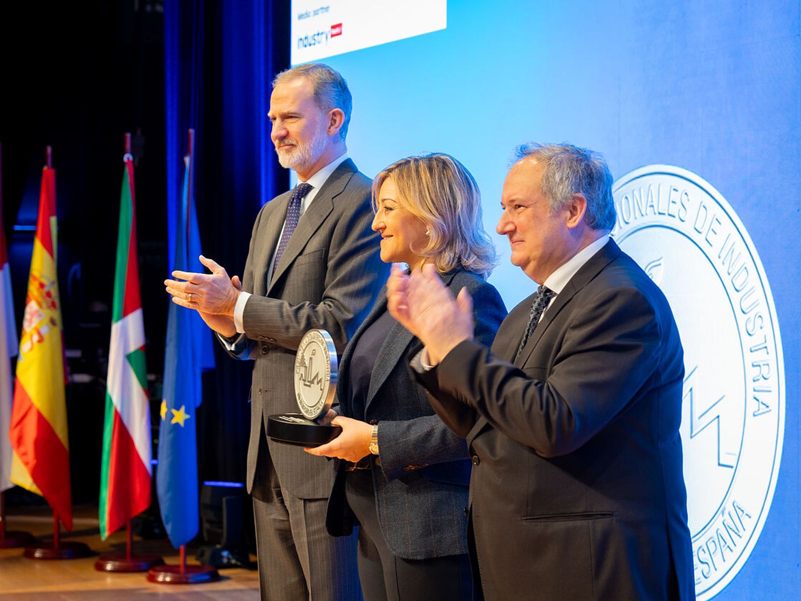 Elena Alcalde, directora de Cadena de Suministro y Compras de Moeve Chemicals; SM Felipe VI y Jordi Hereu, ministro de Industria y Turismo