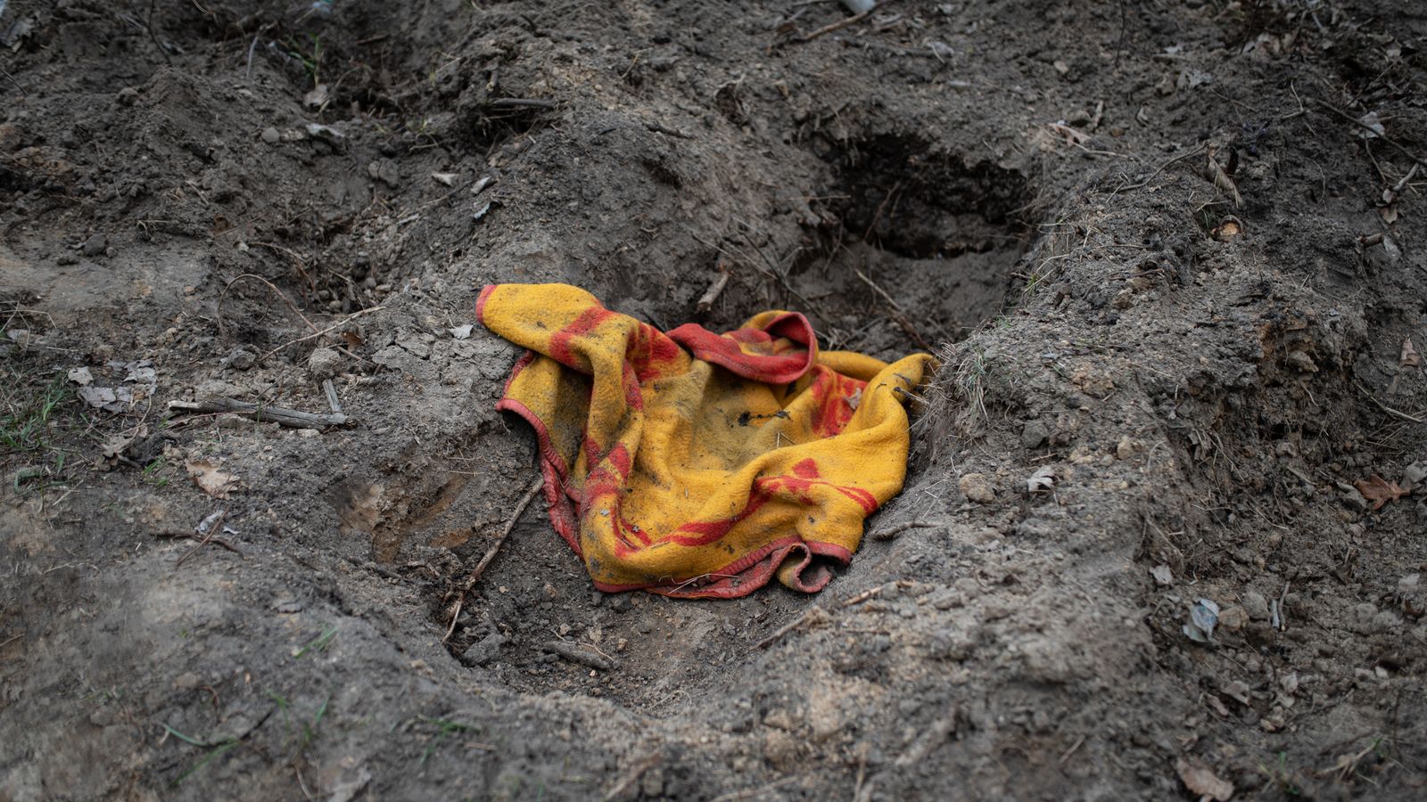 Durante días los cuerpos de los civiles asesinados estuvieron tirados sin enterrar.