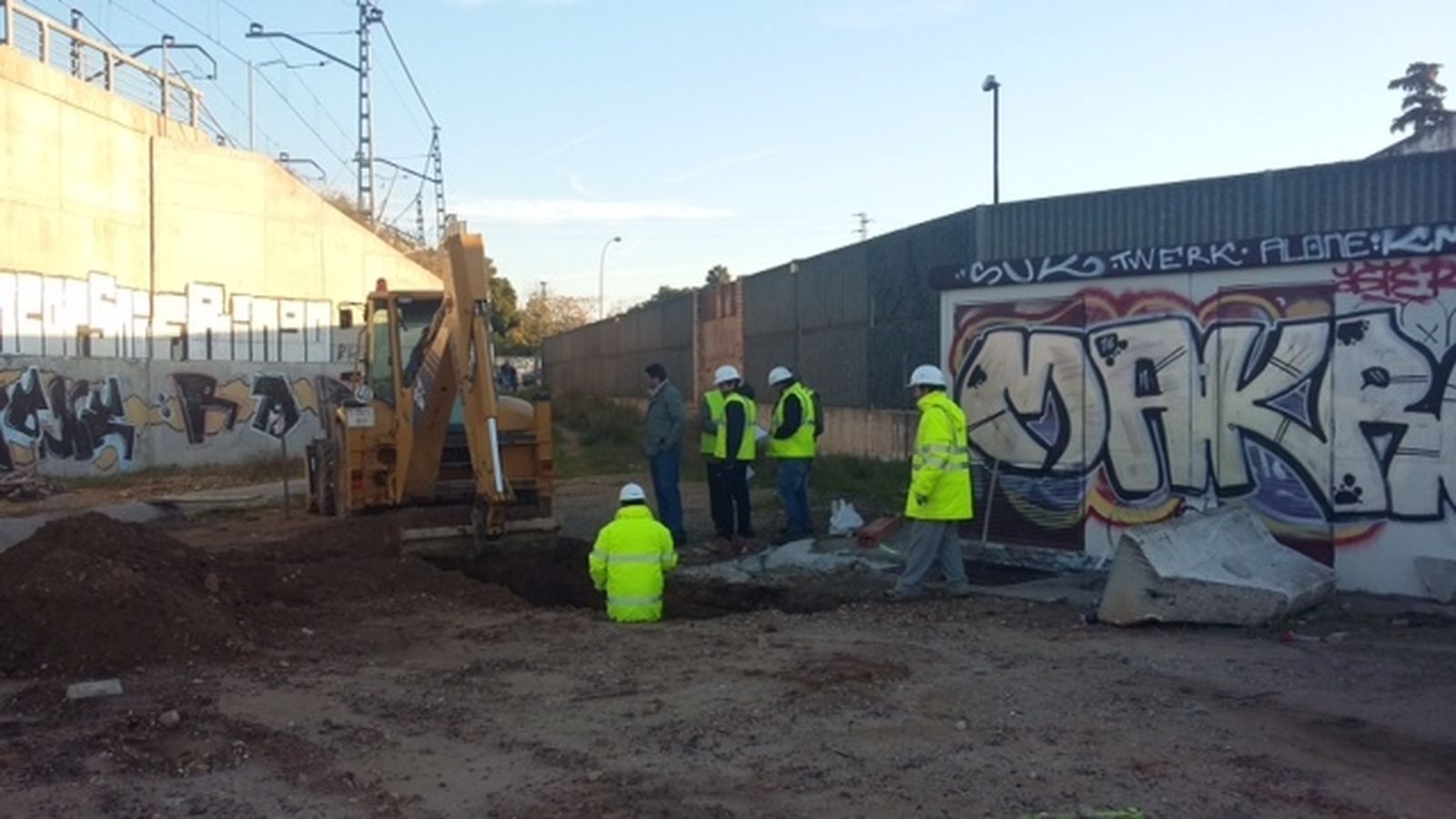 Las primeras catas practicadas en la zona donde se levantará la pasarela ciclista.