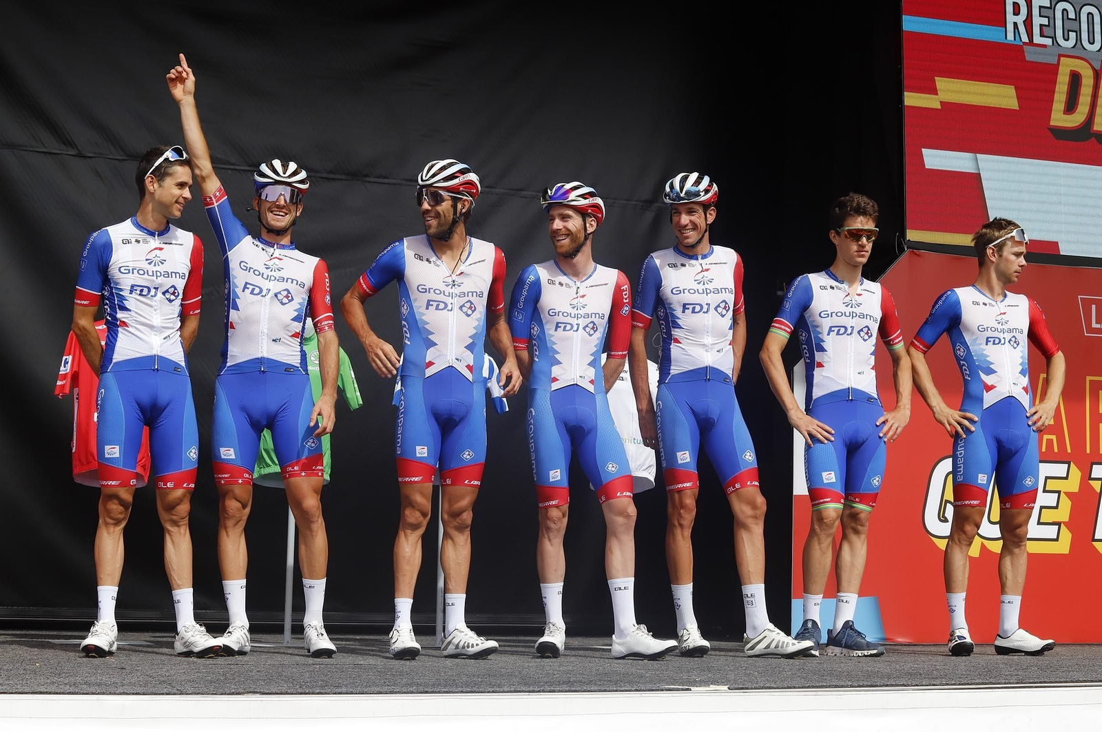 Imágenes de la Vuelta Ciclista a España en su salida desde Aracena en la 17ª etapa