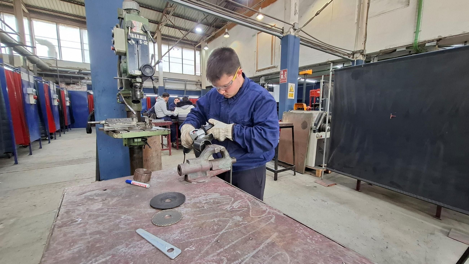 Alumnos de FP durante una clase práctica en los talleres del IES Virgen del Carmen de Puerto Real.