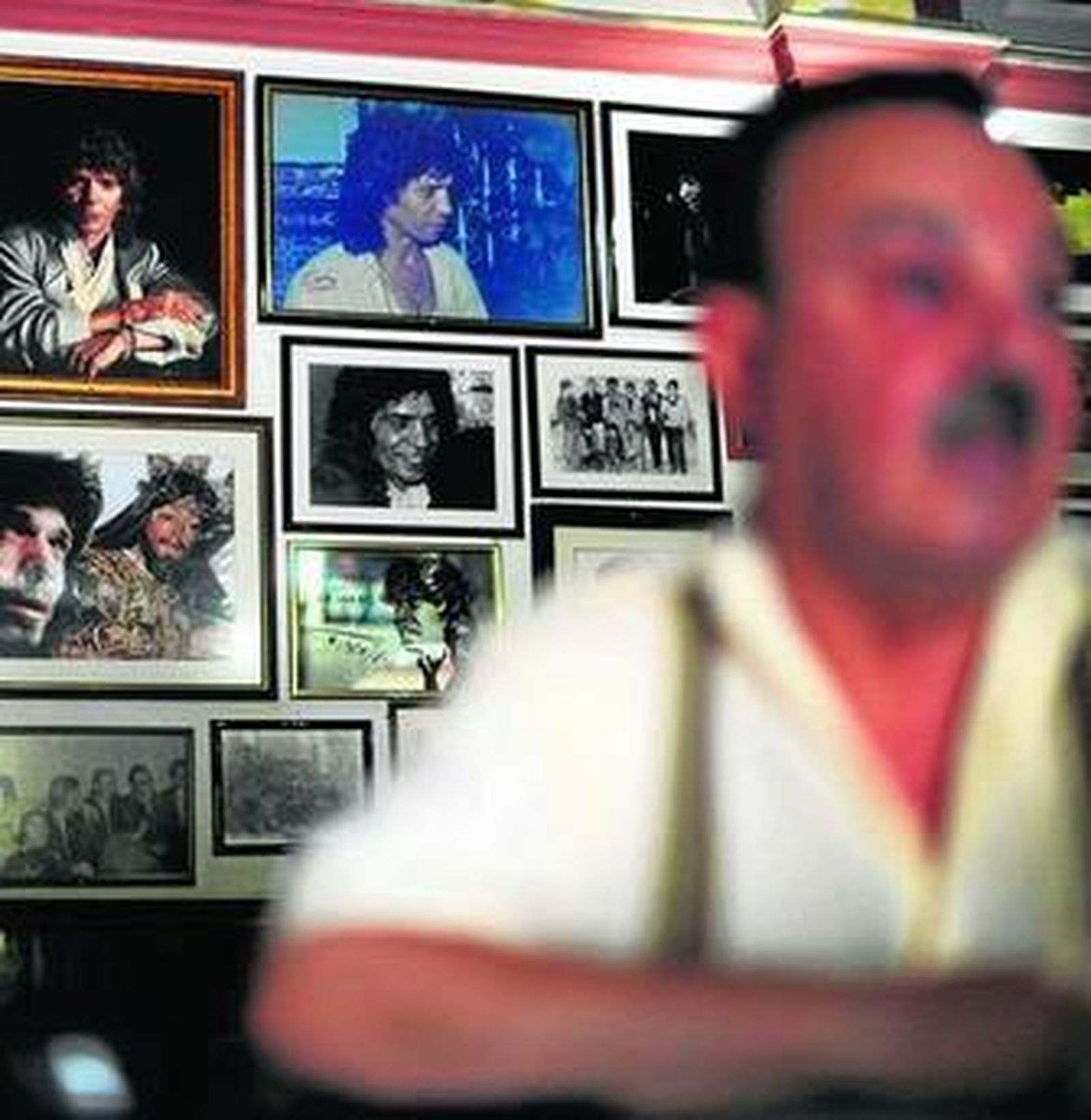 Cientos de retratos de Camarón de distintas épocas decoran las paredes de la peña.