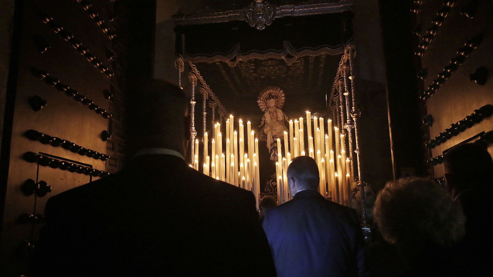 María Santísima del Mayor Dolor a punto de salir de San Agustín.