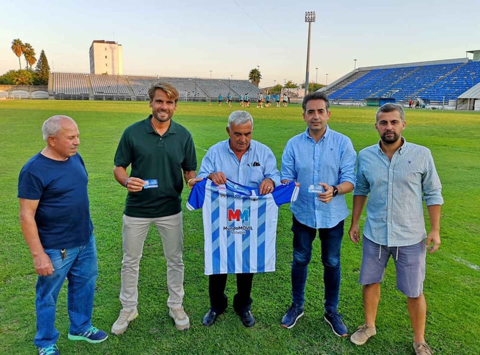 La directiva blanquiazul obsequió al político del Partido Popular con una camiseta.