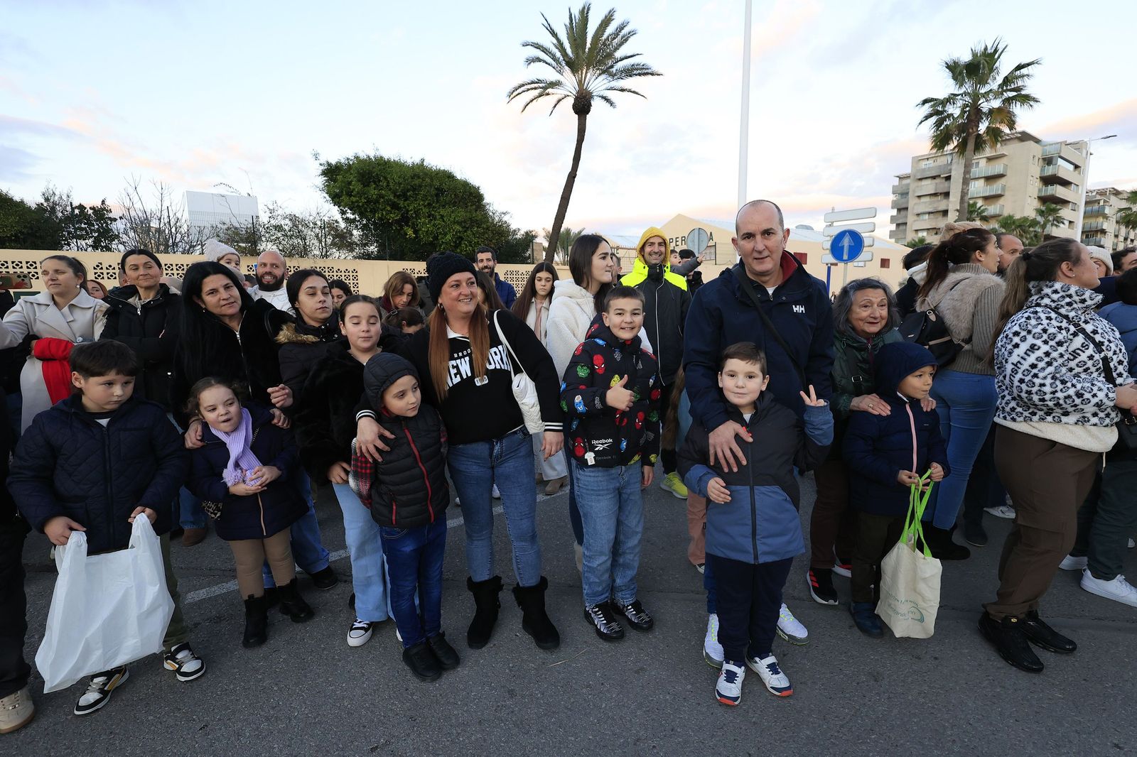 Búscate en las fotos de la cabalgata de Reyes Magos 2026 en La Línea